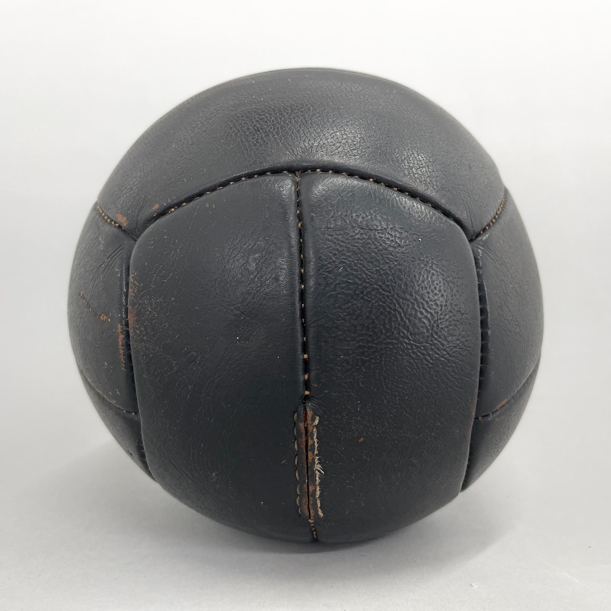 Balón de entrenamiento original vintage de cuero grueso con una bonita pátina. El balón está hecho de cuero auténtico cosido a mano en la antigua Checoslovaquia en la década de 1930. Puede utilizarse como un original accesorio de interior o como una