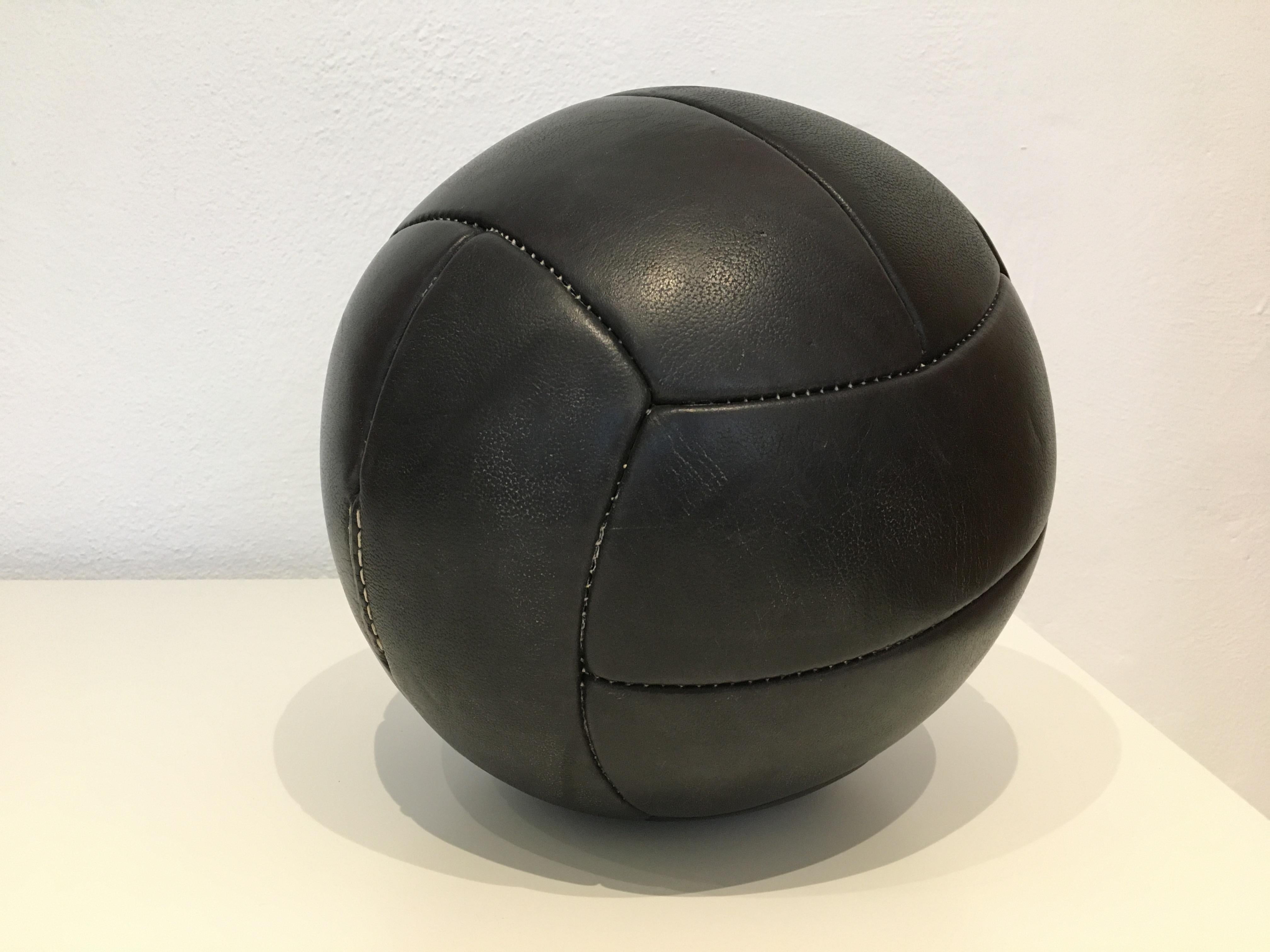 Vintage Black Leather Medicine Ball, 3kg, 1930s In Good Condition For Sale In Wien, AT