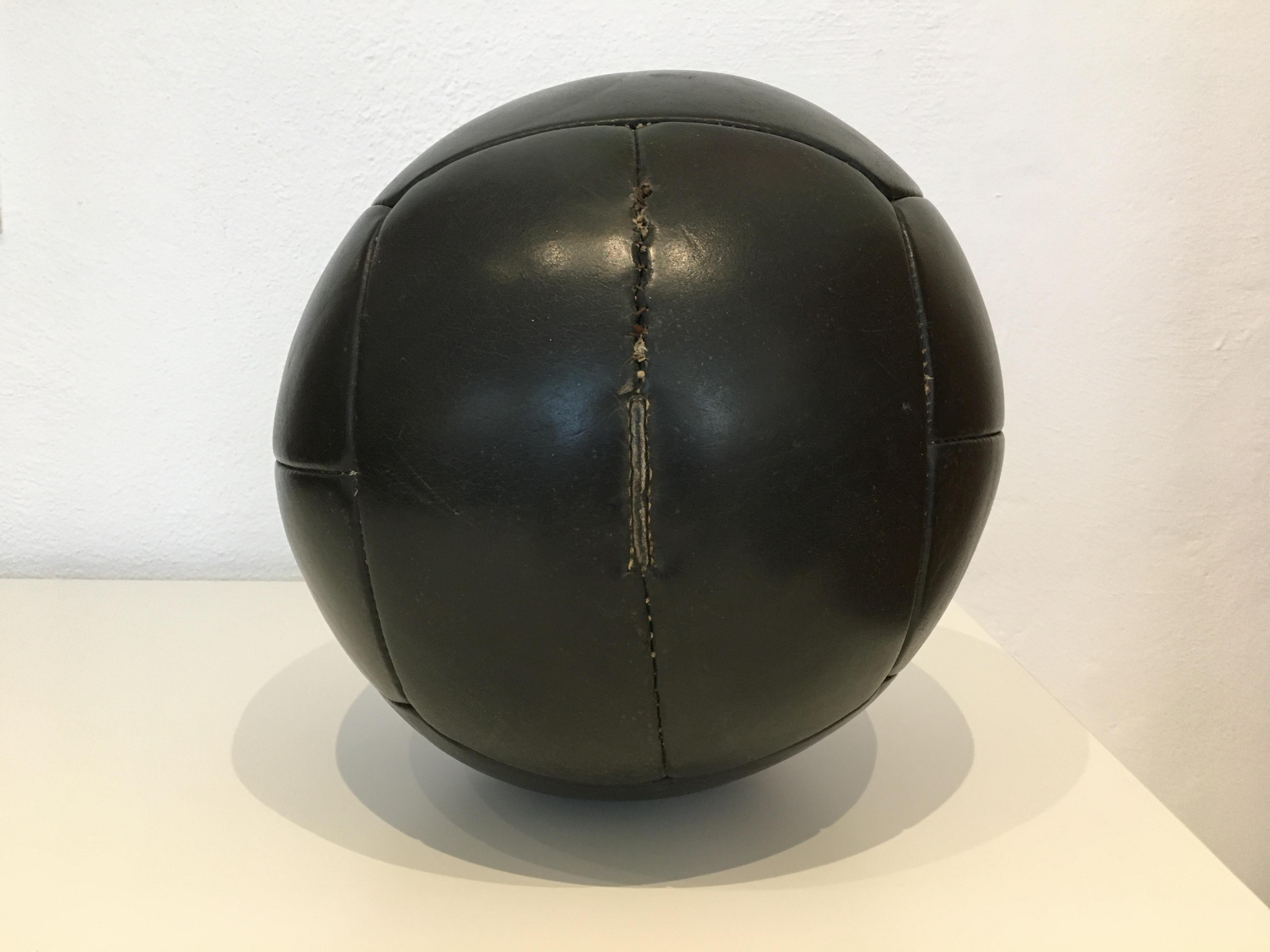 Vintage Black Leather Medicine Ball, 4kg, 1930s In Good Condition For Sale In Wien, AT