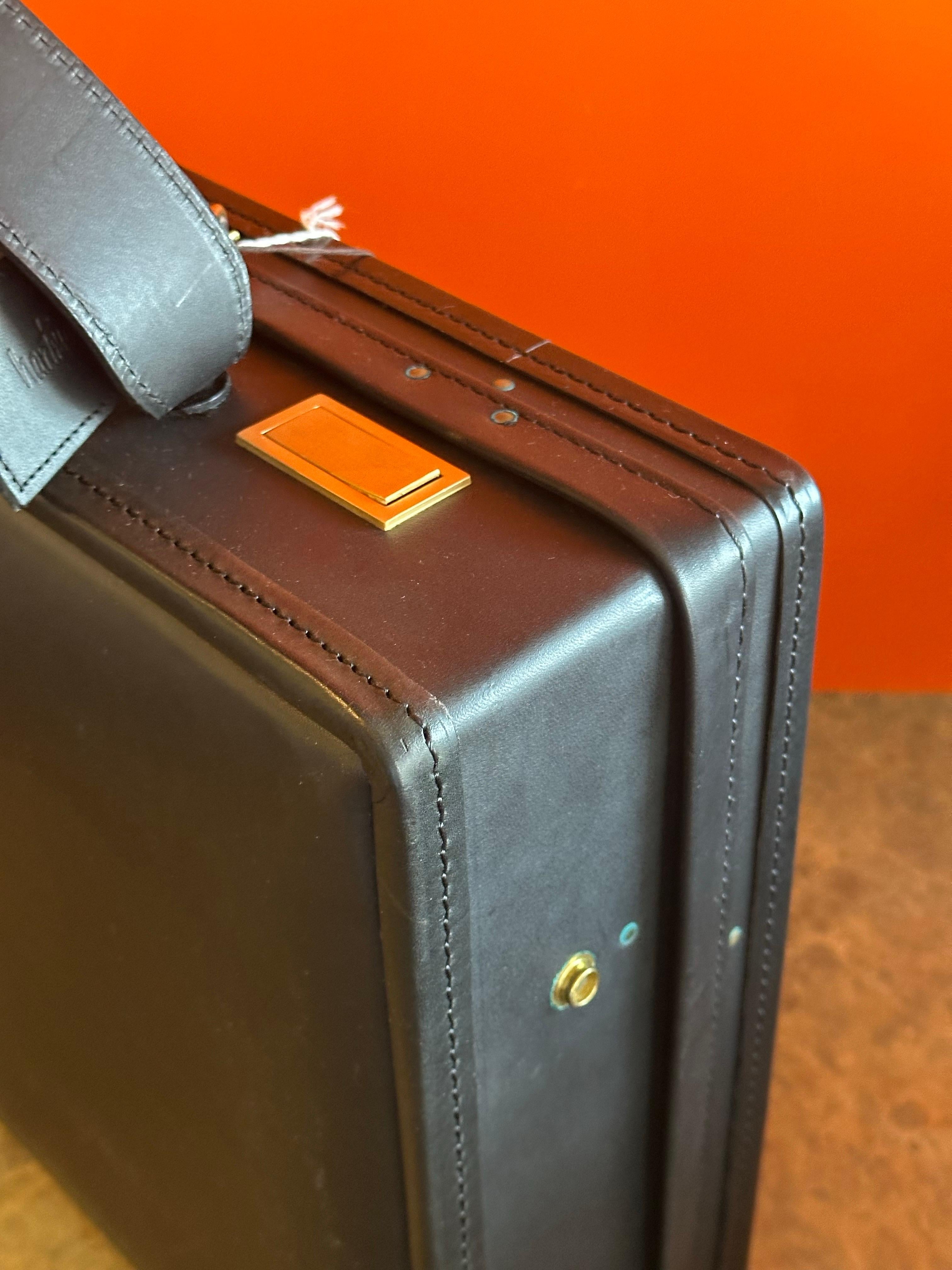 Mallette / Attaché-case Vintage en cuir noir modèle A9 par Hartmann - New Old Stock en vente 3