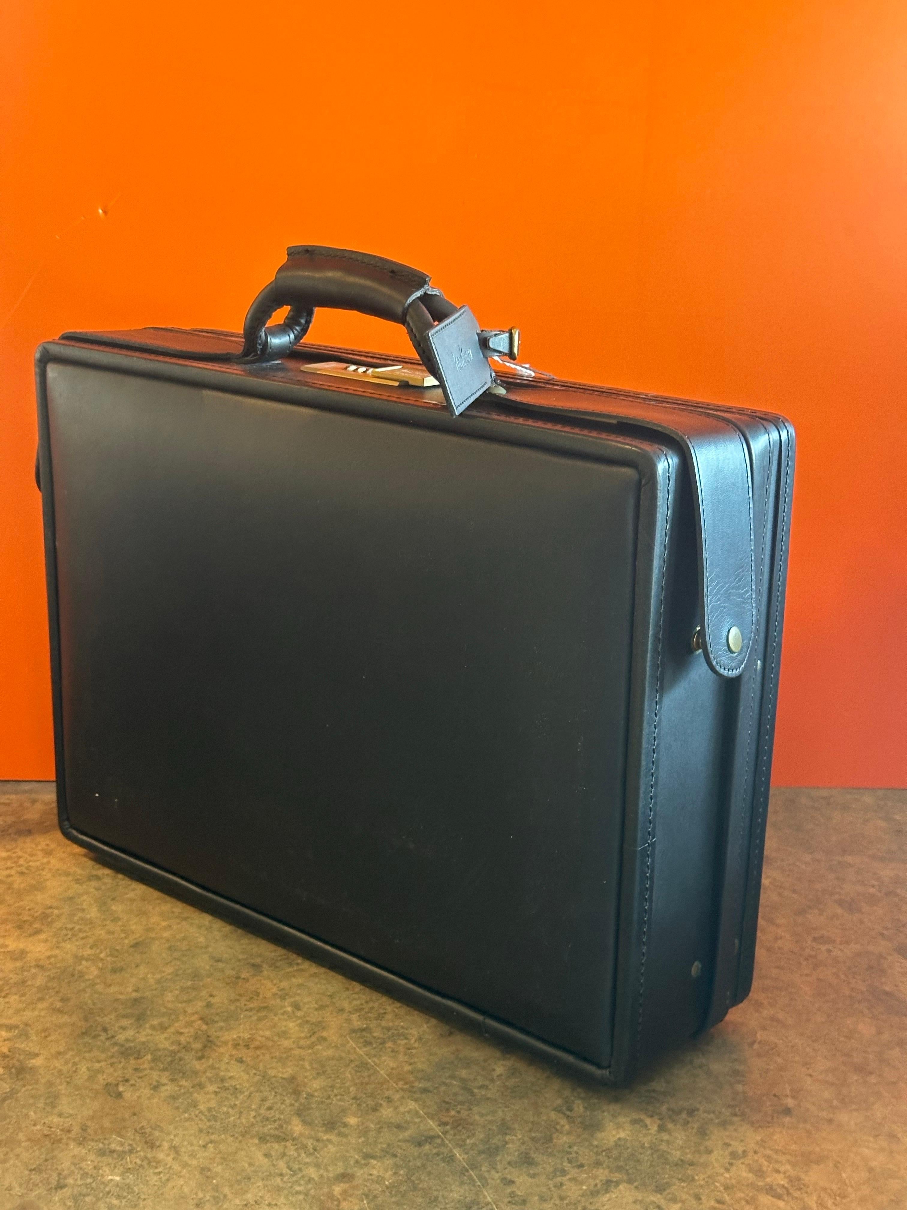 Mallette / Attaché-case Vintage en cuir noir modèle A9 par Hartmann - New Old Stock en vente 10