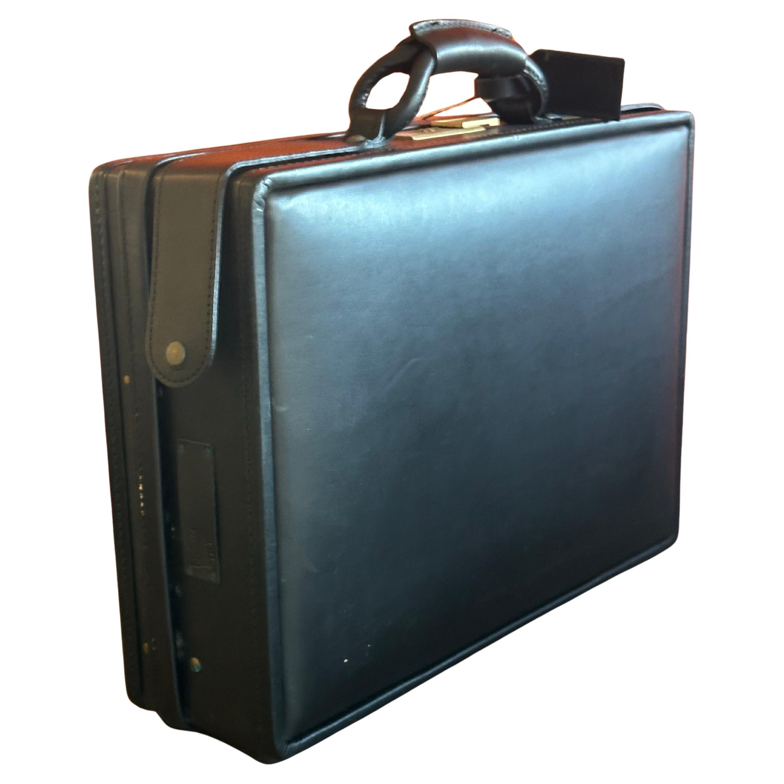 Magnifique attaché-case en cuir noir modèle A9 de Hartmann Luggage, circa 1980.  Cette pièce est 