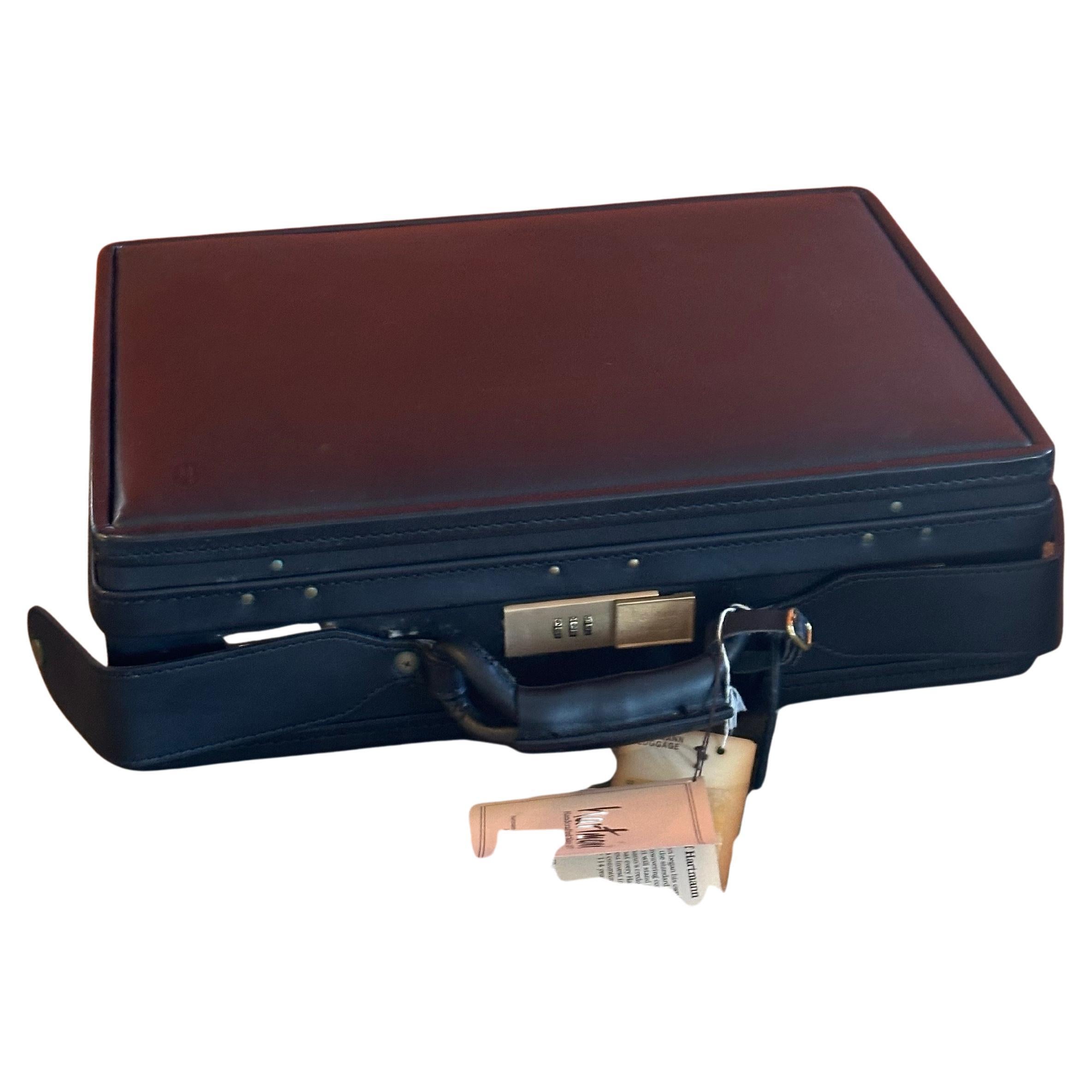 Américain Mallette / Attaché-case Vintage en cuir noir modèle A9 par Hartmann - New Old Stock en vente
