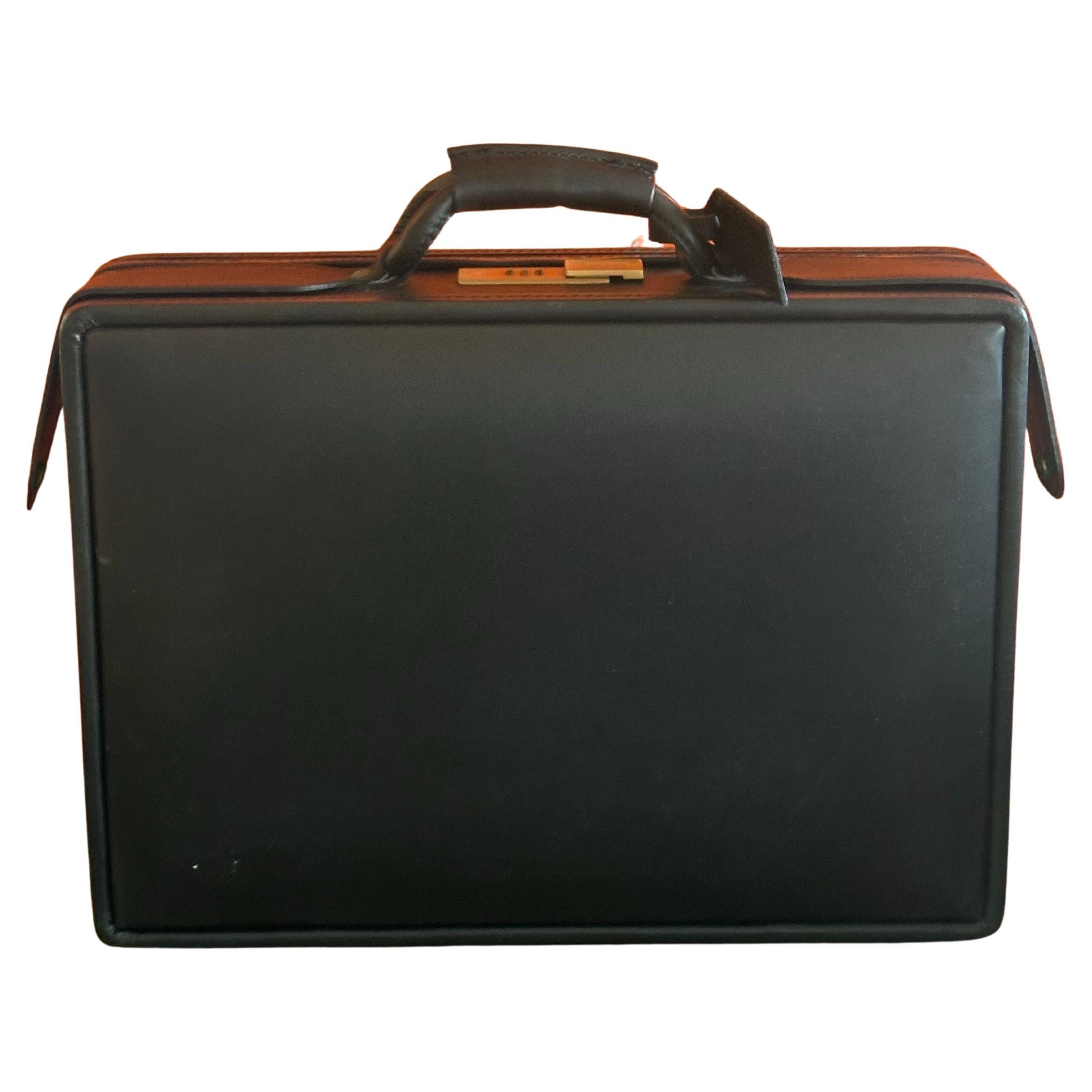 Mallette / Attaché-case Vintage en cuir noir modèle A9 par Hartmann - New Old Stock Excellent état - En vente à San Diego, CA