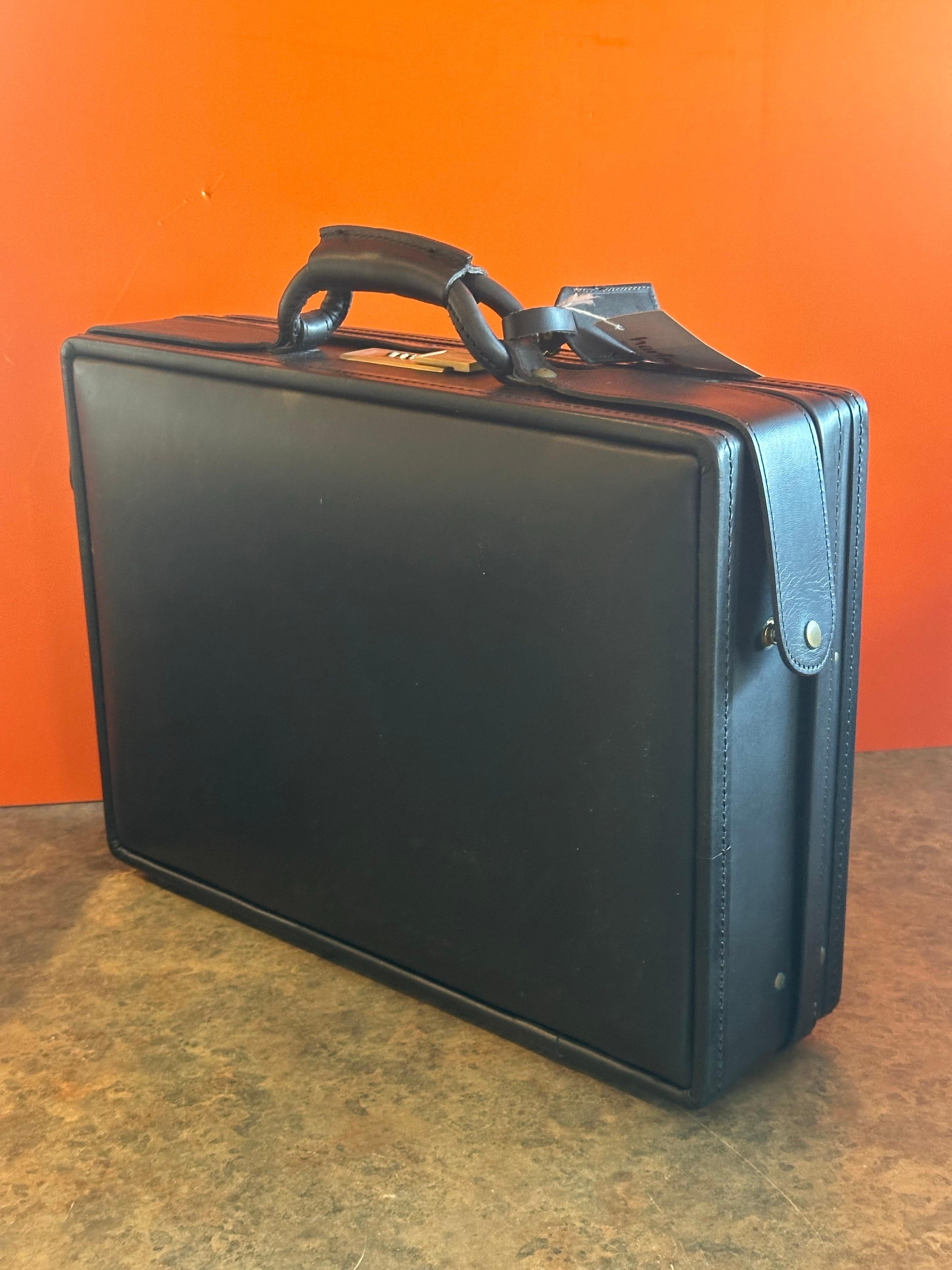 Cuir Mallette / Attaché-case Vintage en cuir noir modèle A9 par Hartmann - New Old Stock en vente