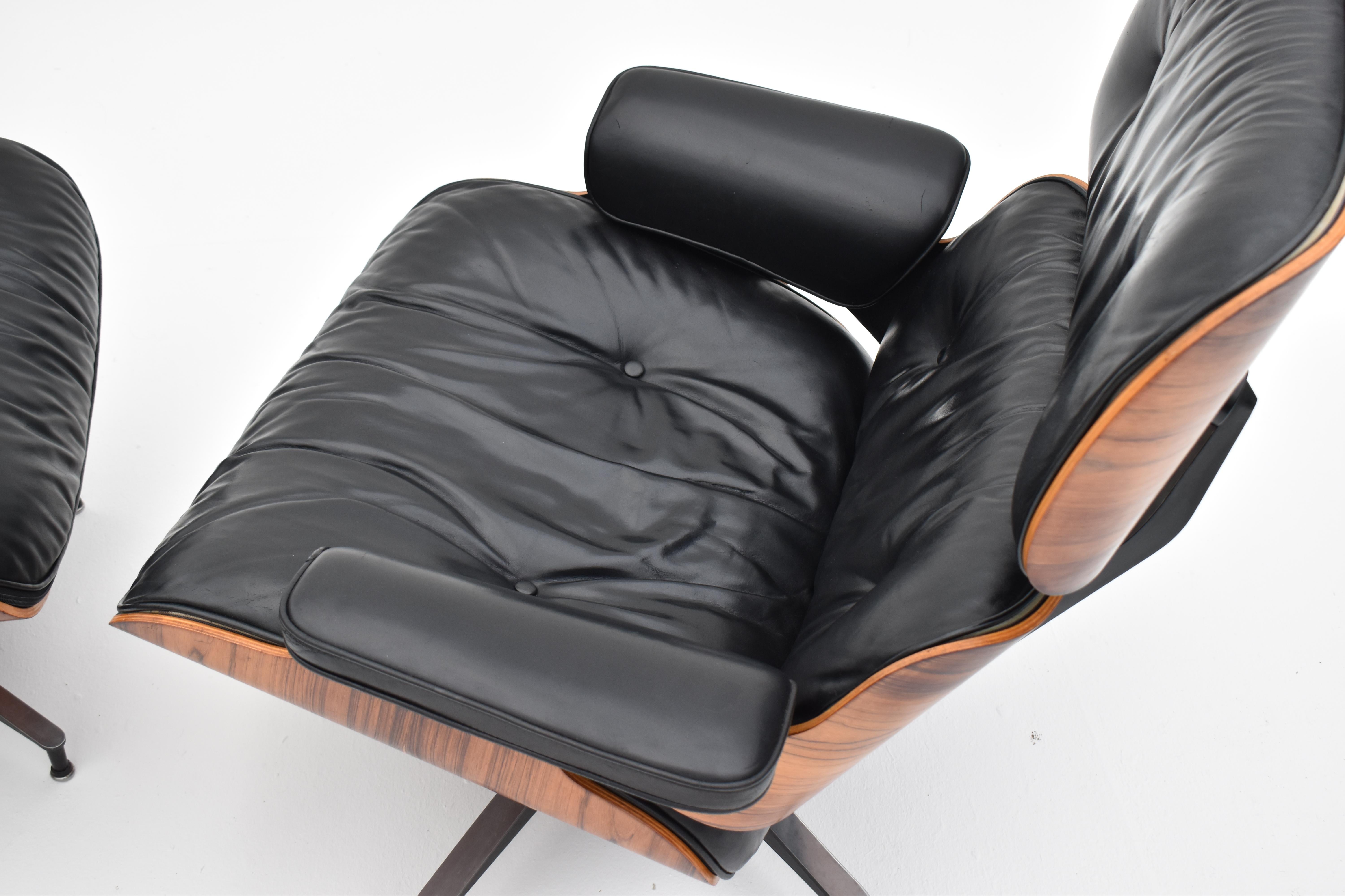 Vintage Black Leather & Rosewood Eames Lounge Chair & Ottoman For Herman Miller In Good Condition In Shepperton, Surrey