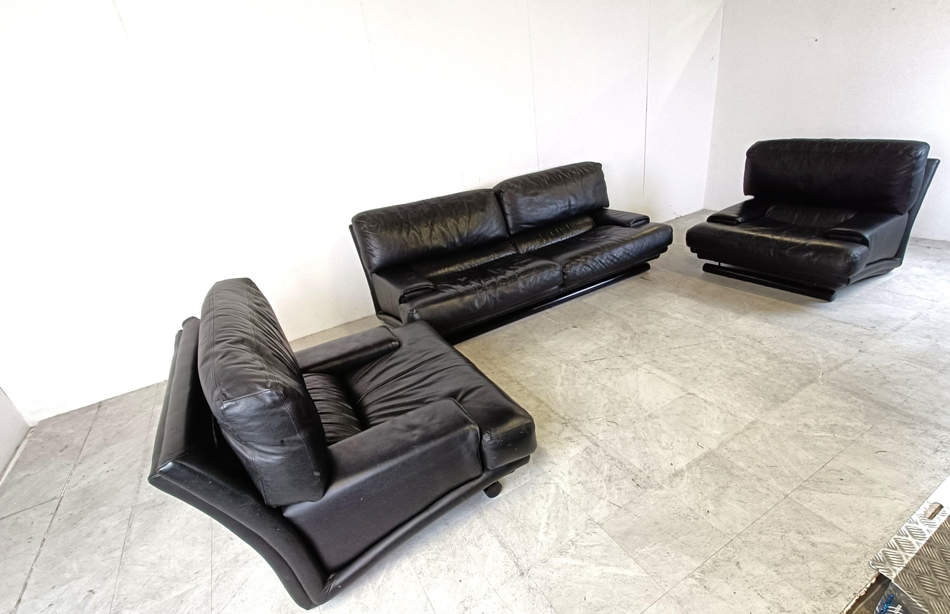 High quality leather design sofa set with thick black leather cushions.

Attractive curvy design with black tubular metal bases at the front.

Very comfortable sofas in good condition.

1970s - Switzerland

Good condition, very sturdy, no rips or