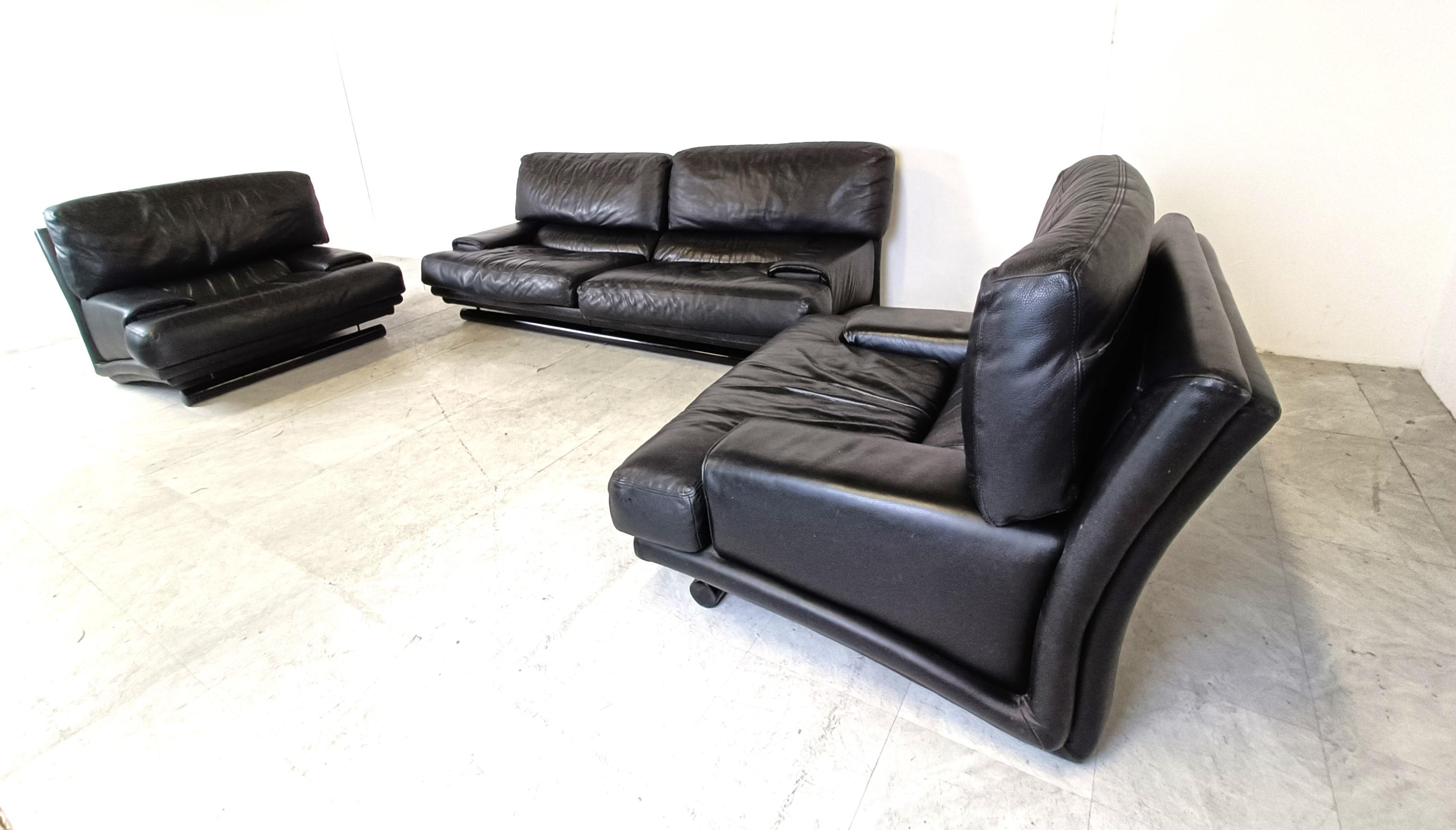 Mid-Century Modern Vintage black leather sofa set, 1970s For Sale