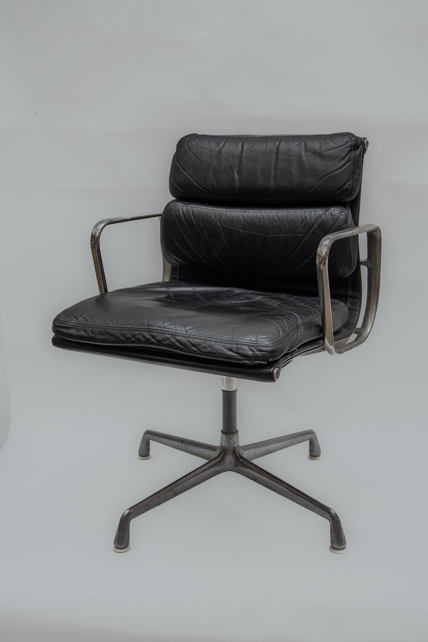 Iconic vintage black leather soft pad aluminium group desk arm chair designed by Charles and Ray Eames for Herman Miller in the 1960s. 
In original good vintage condition. The leather has a nice patina. The arms with signs of use see photo. The