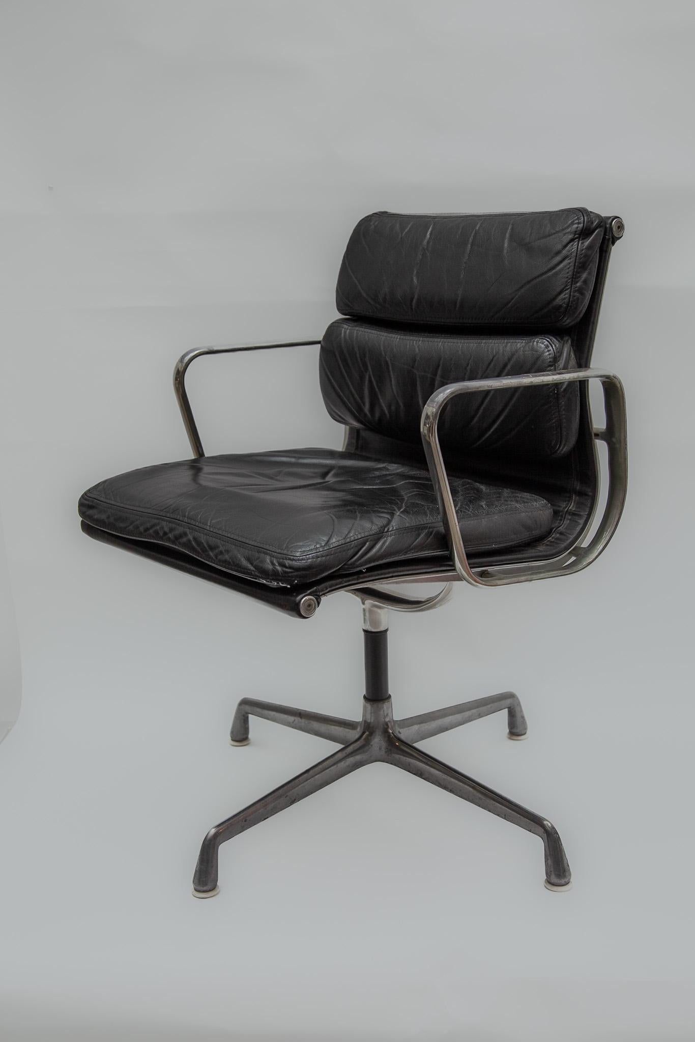 Mid-Century Modern Vintage Black Leather Soft Pad Aluminium Group Desk Chair by Herman Miller 1960s