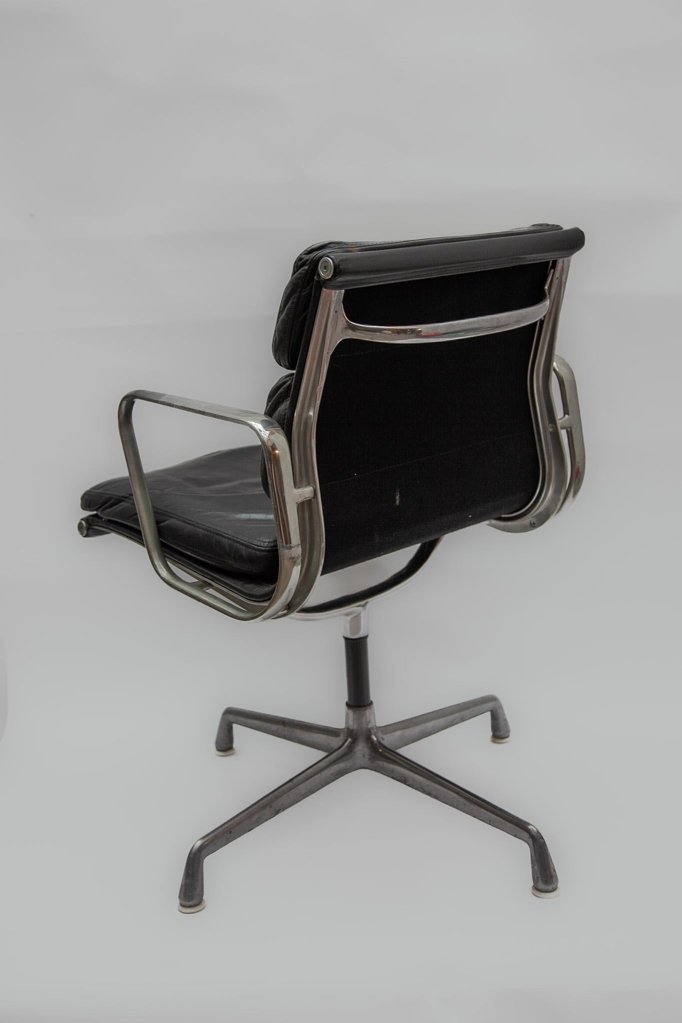 Vintage Black Leather Soft Pad Aluminium Group Desk Chair by Herman Miller 1960s In Good Condition In Antwerp, BE