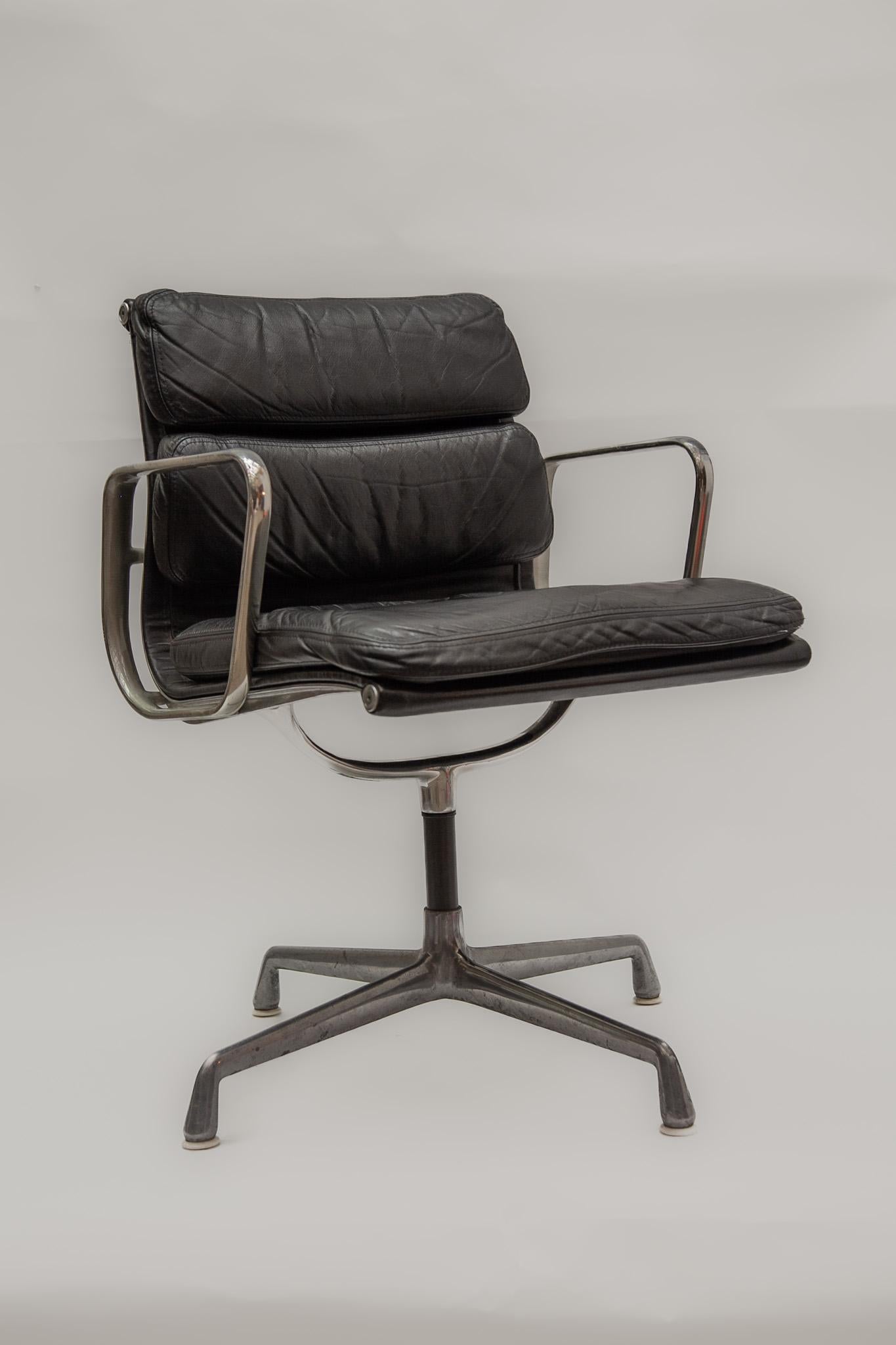 Mid-20th Century Vintage Black Leather Soft Pad Aluminium Group Desk Chair by Herman Miller 1960s