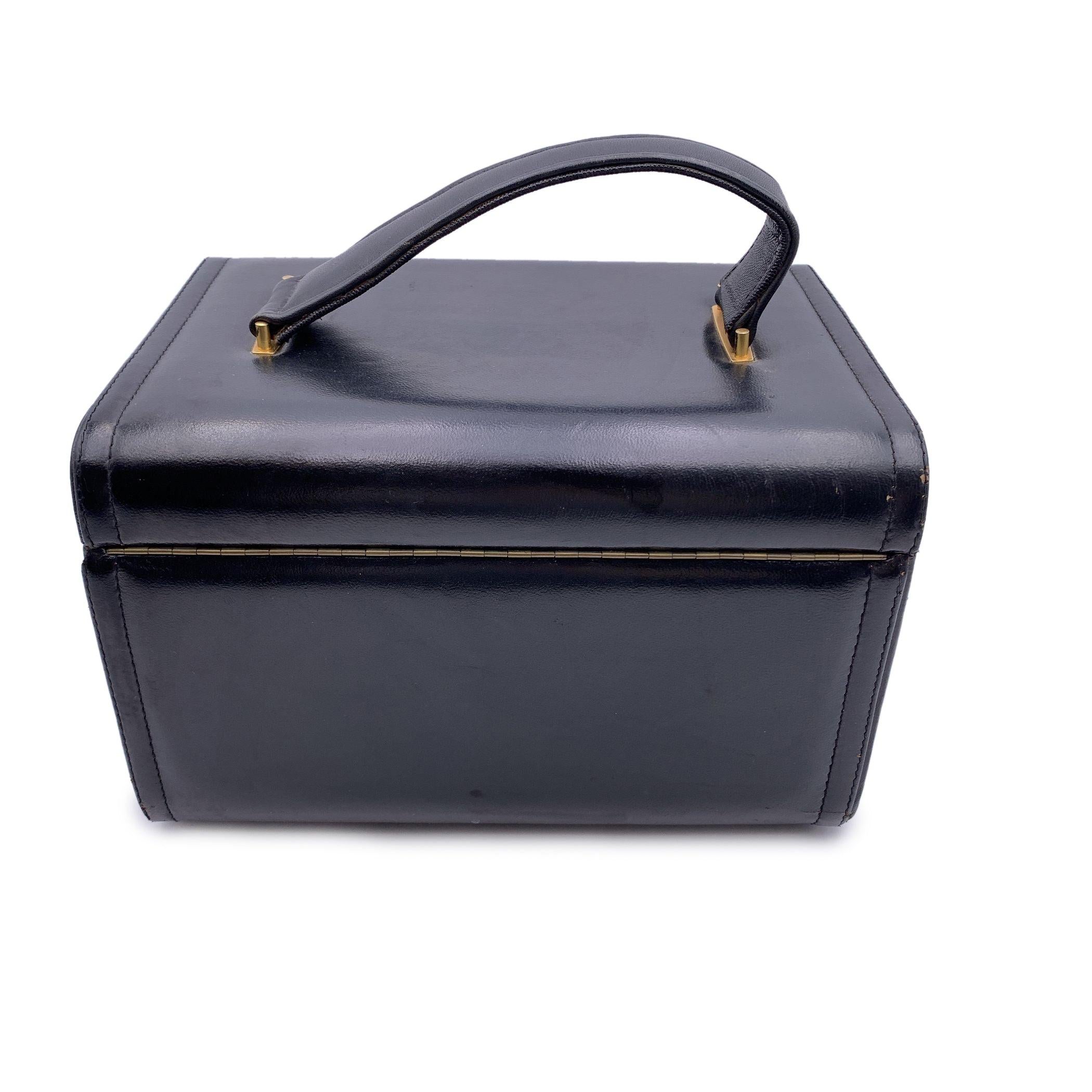 Vintage Black Leather Travel Train Case Beauty Vanity Bag In Good Condition For Sale In Rome, Rome