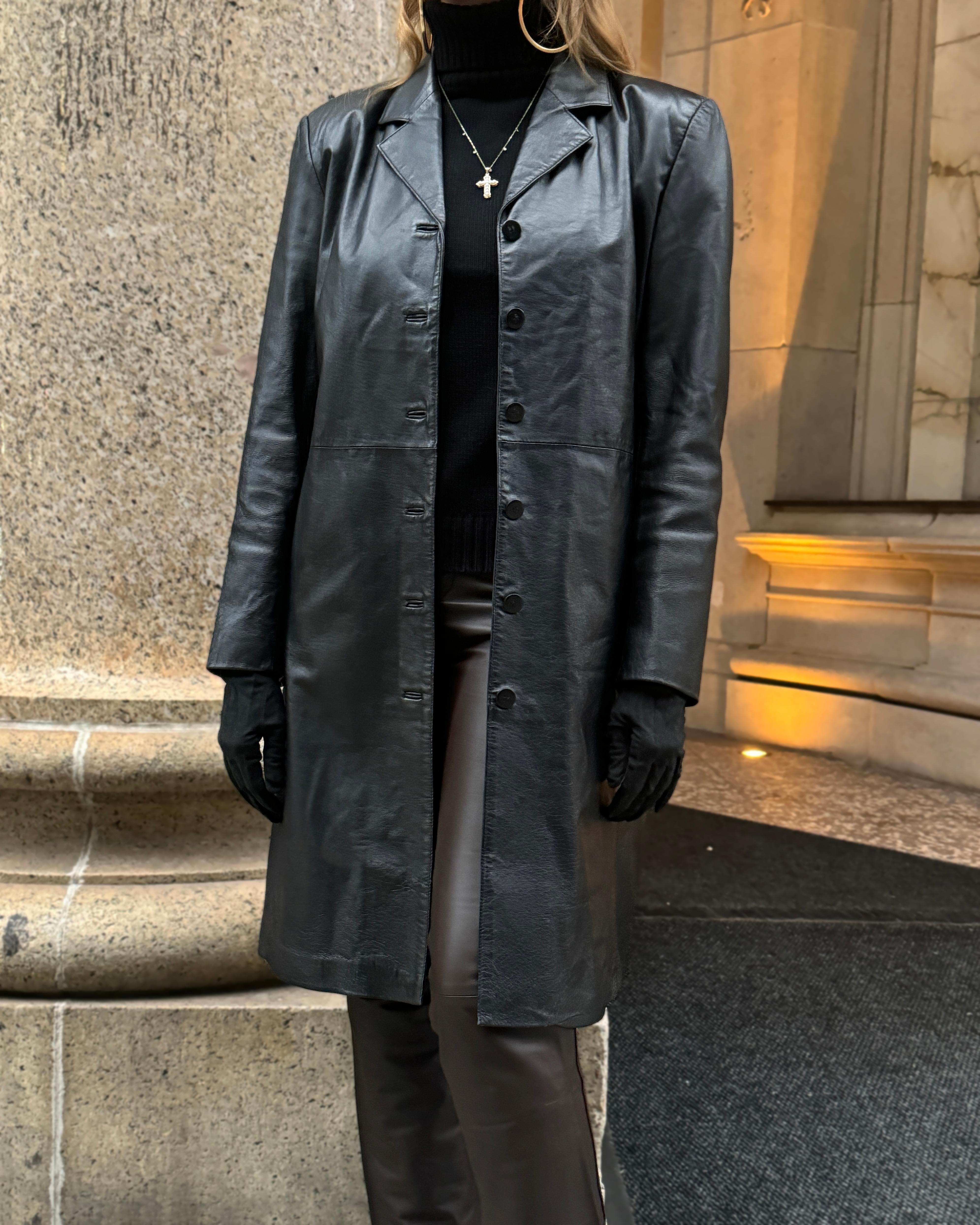 Es gibt nichts Klassischeres als einen schwarzen Leder-Trenchcoat im Vintage-Stil, der auf den Laufstegen des Frühjahrs 2024 überall zu sehen war und daher derzeit besonders angesagt ist. Sie ist aus butterweichem Leder gefertigt und vollständig