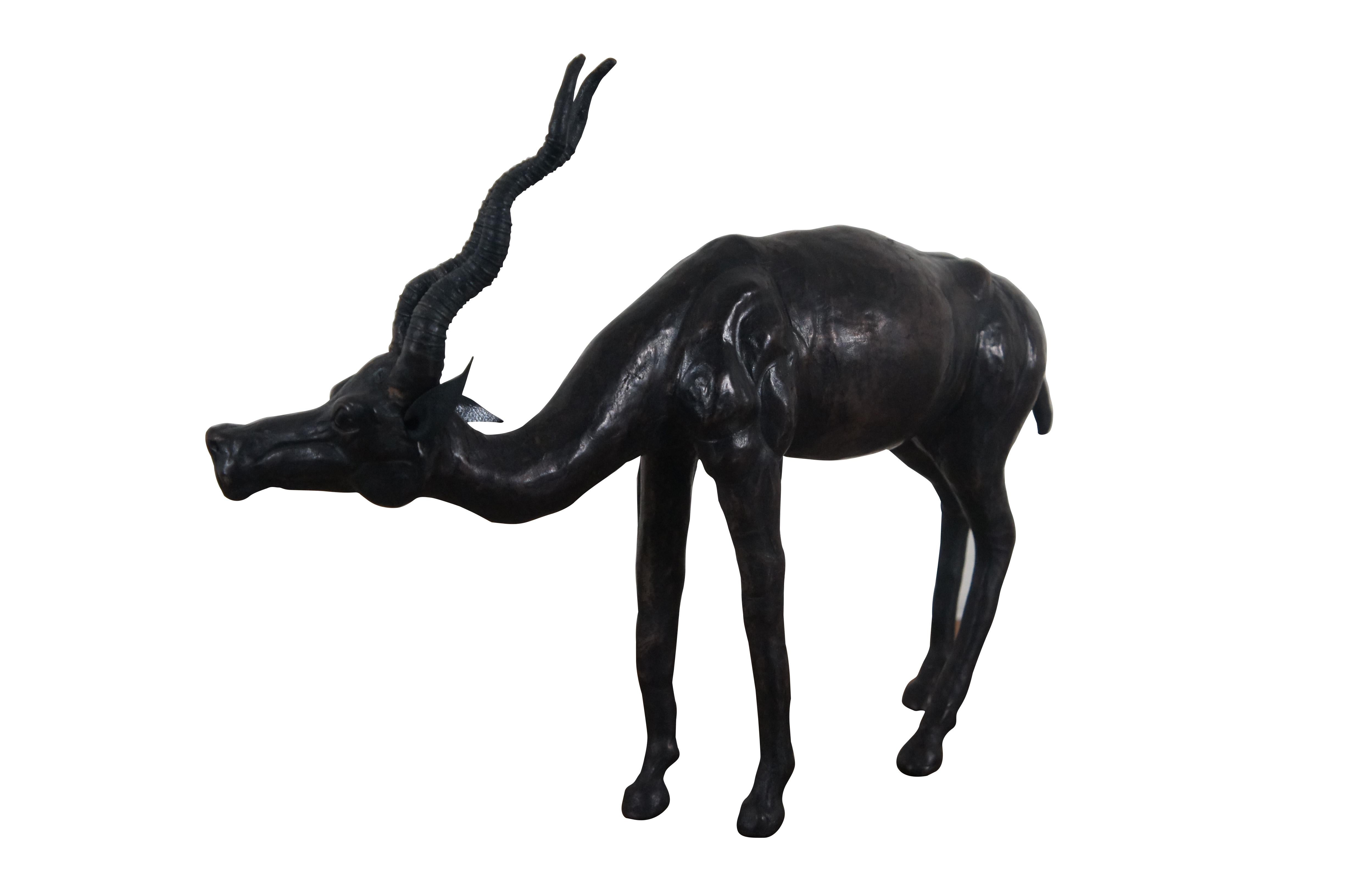 Exceptionnelle sculpture / figurine animale en cuir du milieu du 20e siècle en forme d'antilope africaine / Gazelle avec des cornes en spirale.

Dimensions :
14.75