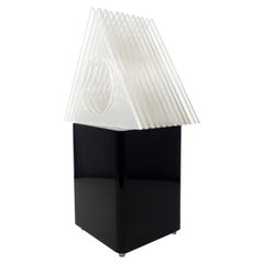 Vieille lampe de table en lucite noire avec abat-jour triangulaire transparent