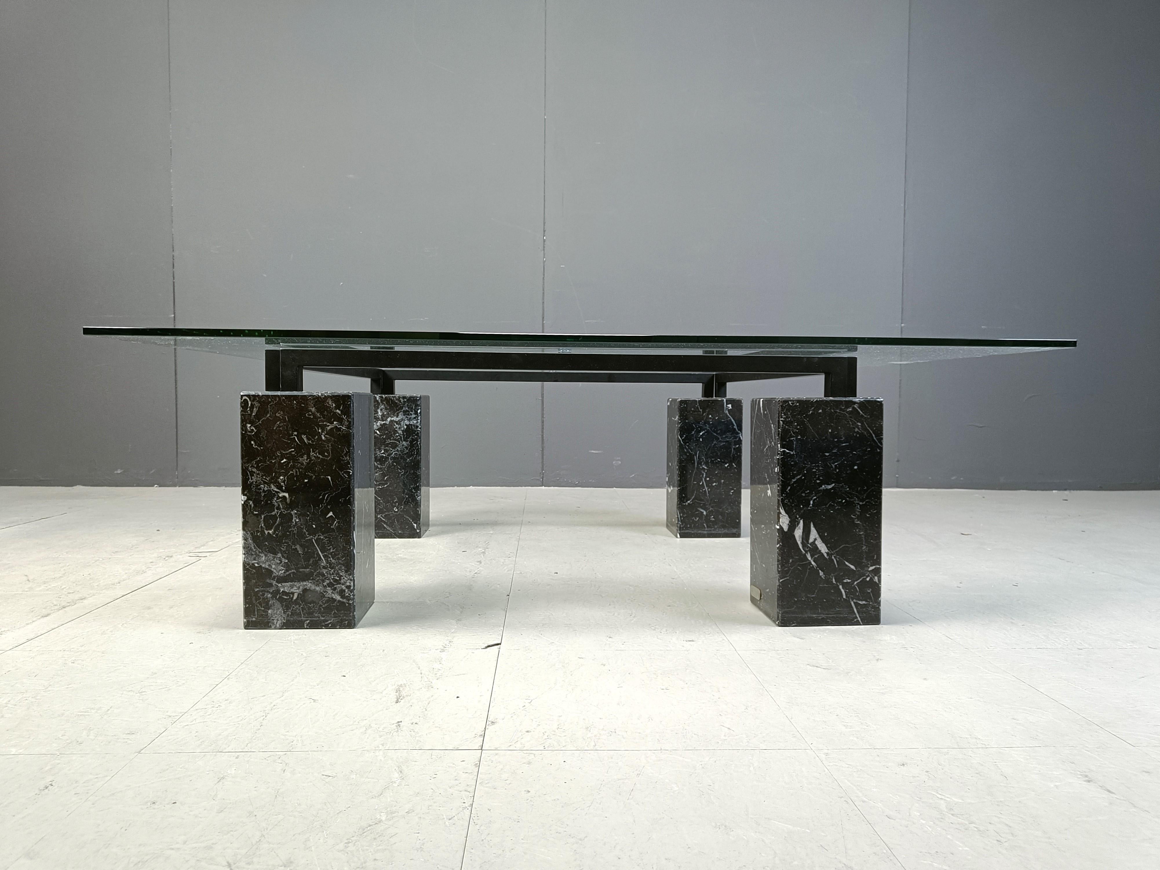 Couchtisch aus schwarzem Marmor von Artedi, 1970er Jahre im Zustand „Gut“ im Angebot in Leuven, Vlaams Gewest