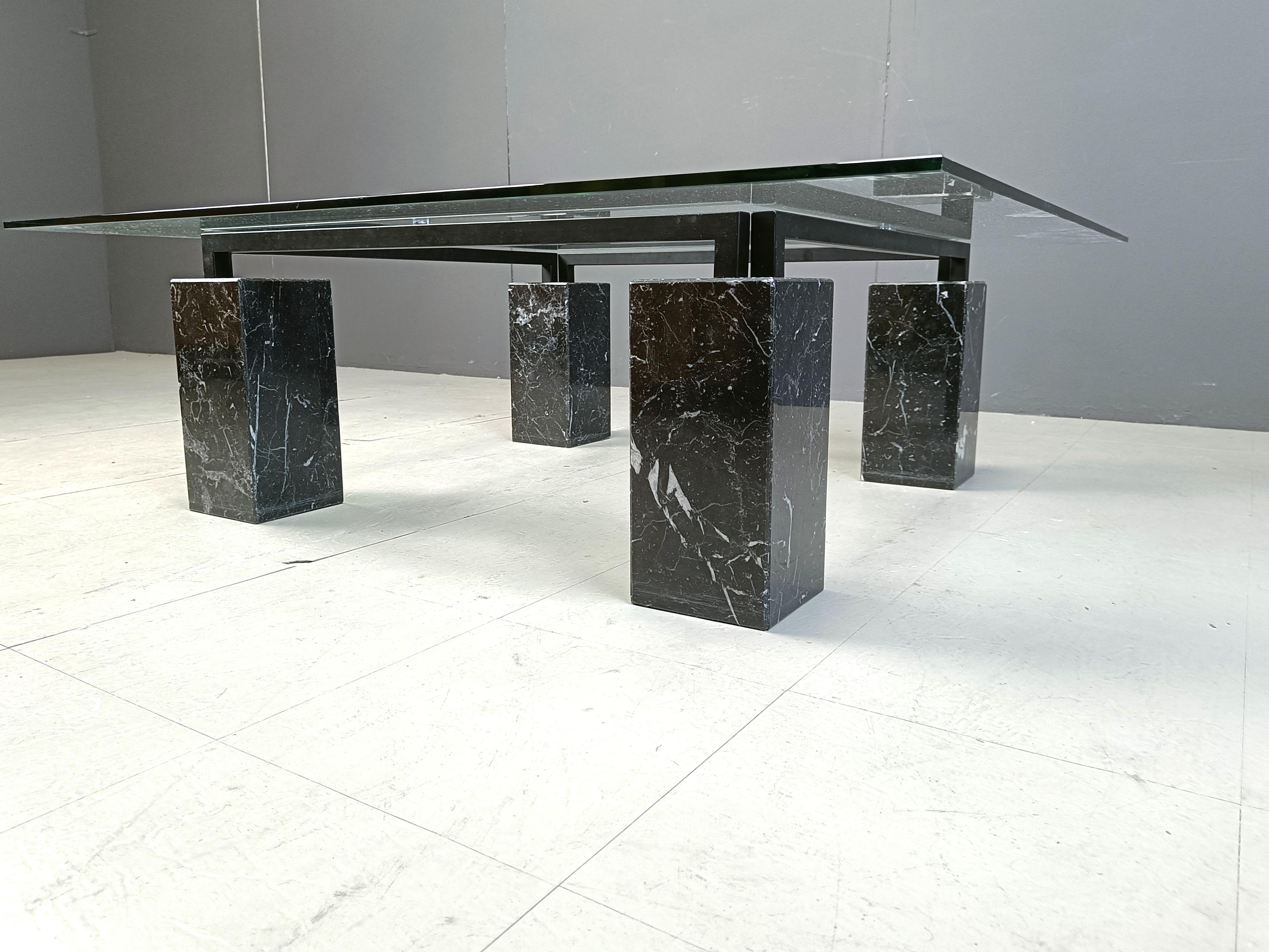 Couchtisch aus schwarzem Marmor von Artedi, 1970er Jahre im Angebot 2