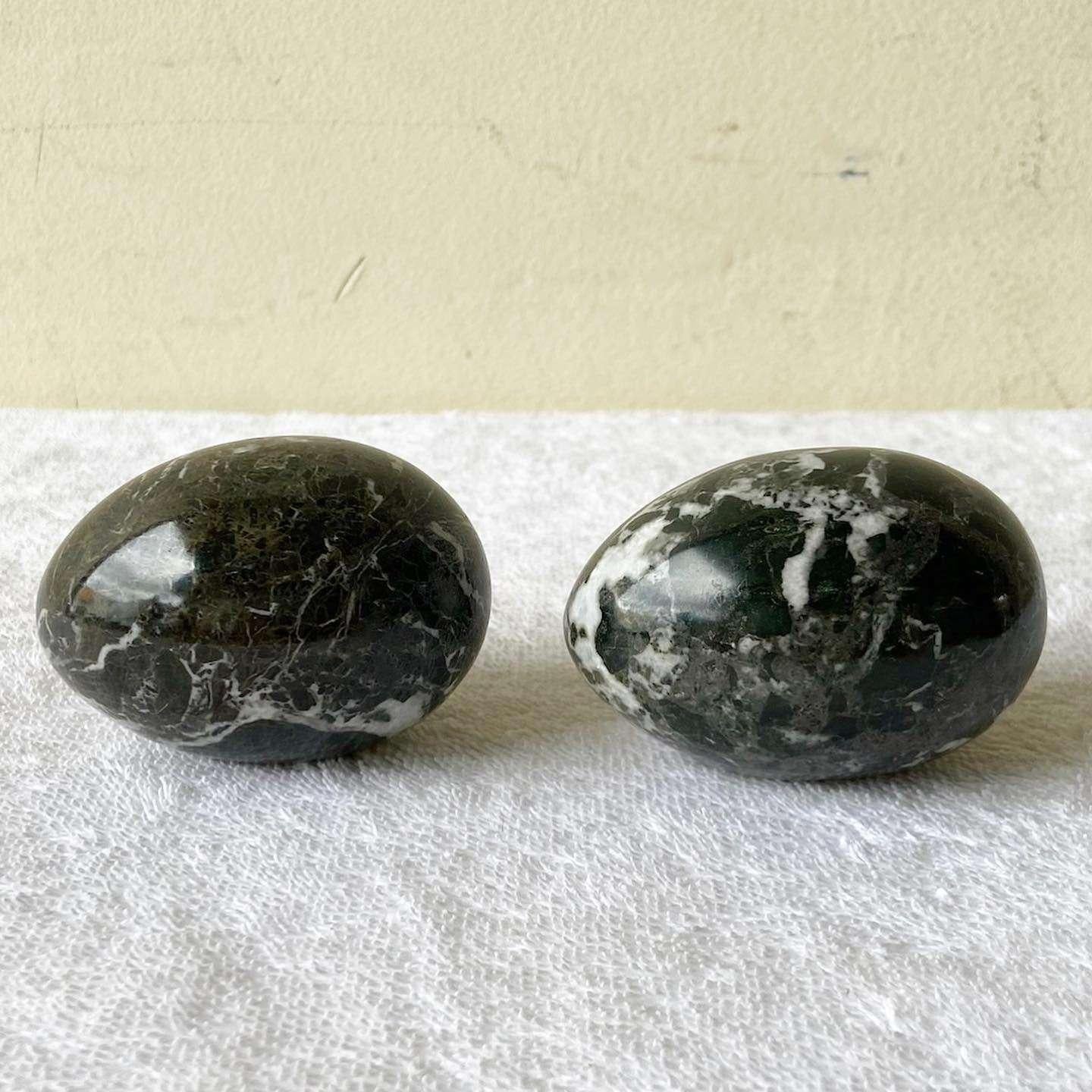 Außergewöhnliches Paar Papiergewichte aus schwarzem Marmor im Vintage-Stil. Jedes Stück ist poliert und in die Form eines Eies gemeißelt.
