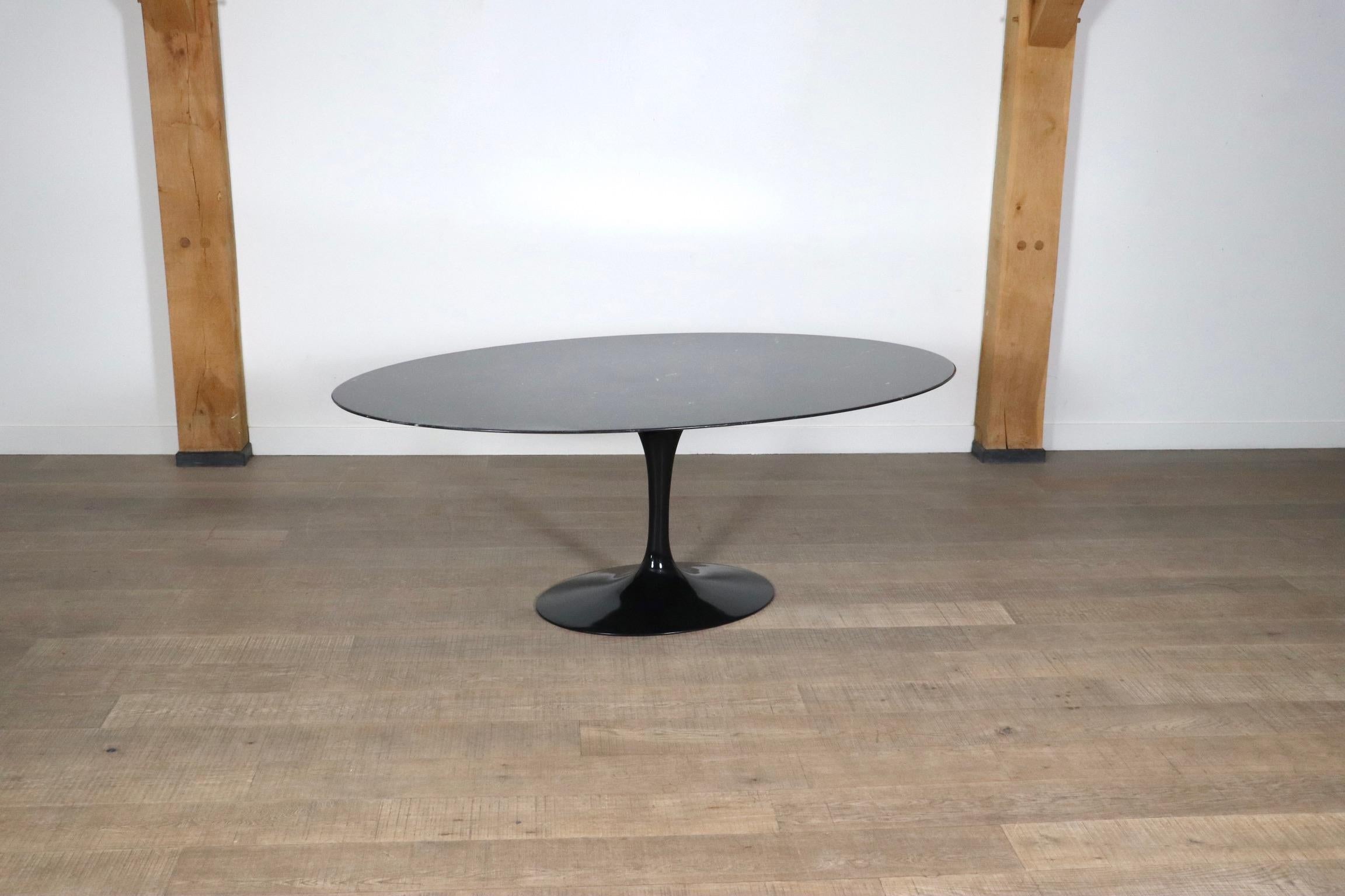 Nice oval shaped vintage black on black marble tulip dining table, designed by Eero Saarinen for Knoll International. This timeless design will instantly elevate any dining area with its luxurious looks and feeling. The beautiful calm grains of the