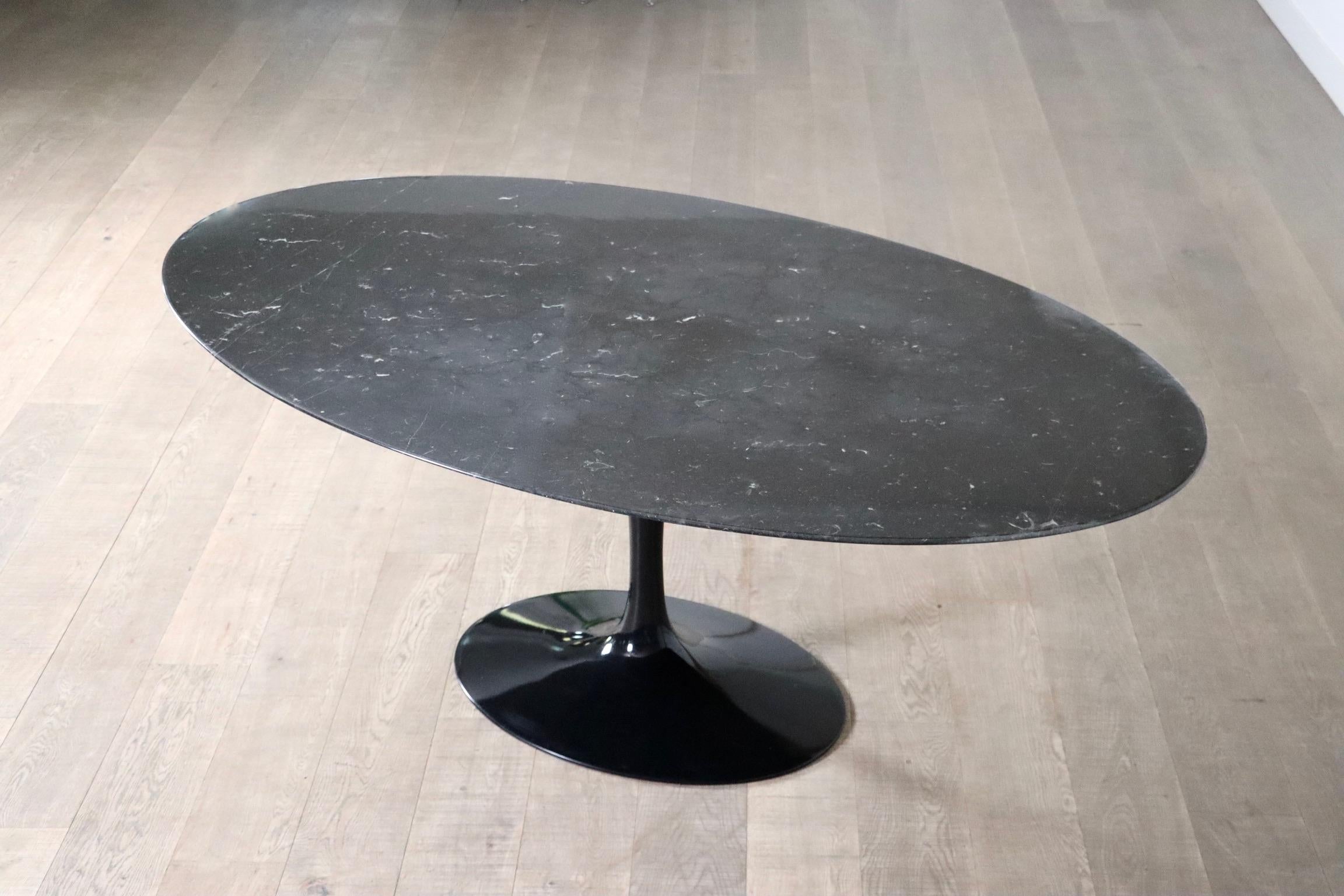 Vintage Black Marble Tulip Oval Dining Table By Eero Saarinen For Knoll, 1970s In Good Condition For Sale In ABCOUDE, UT