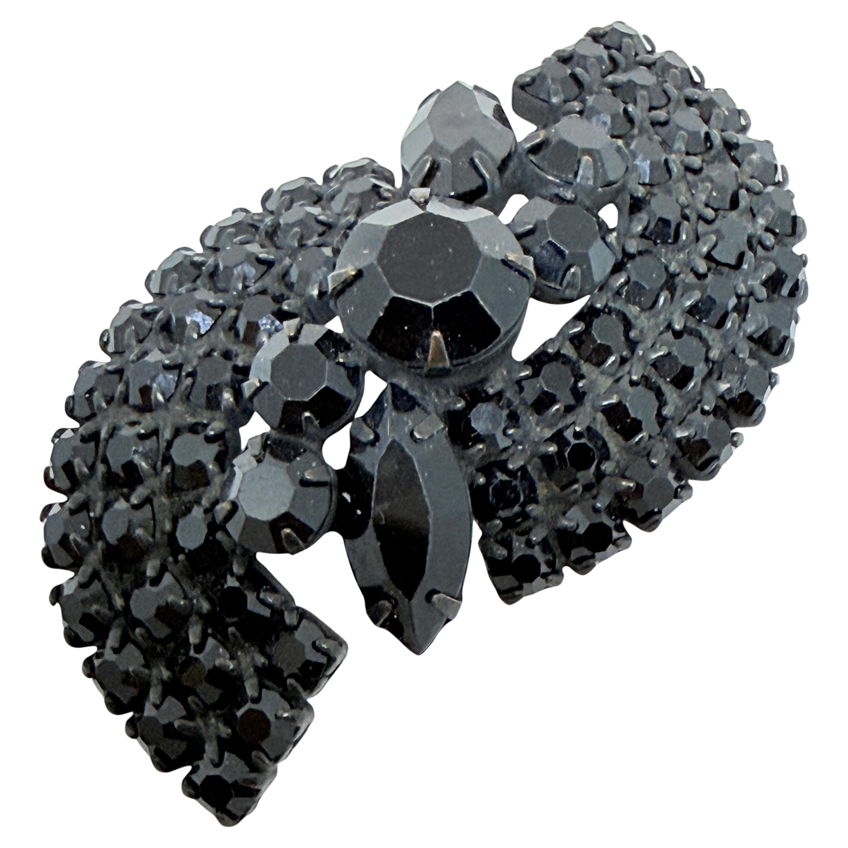 Broche vintage en métal noir avec navette et strass de designer en vente