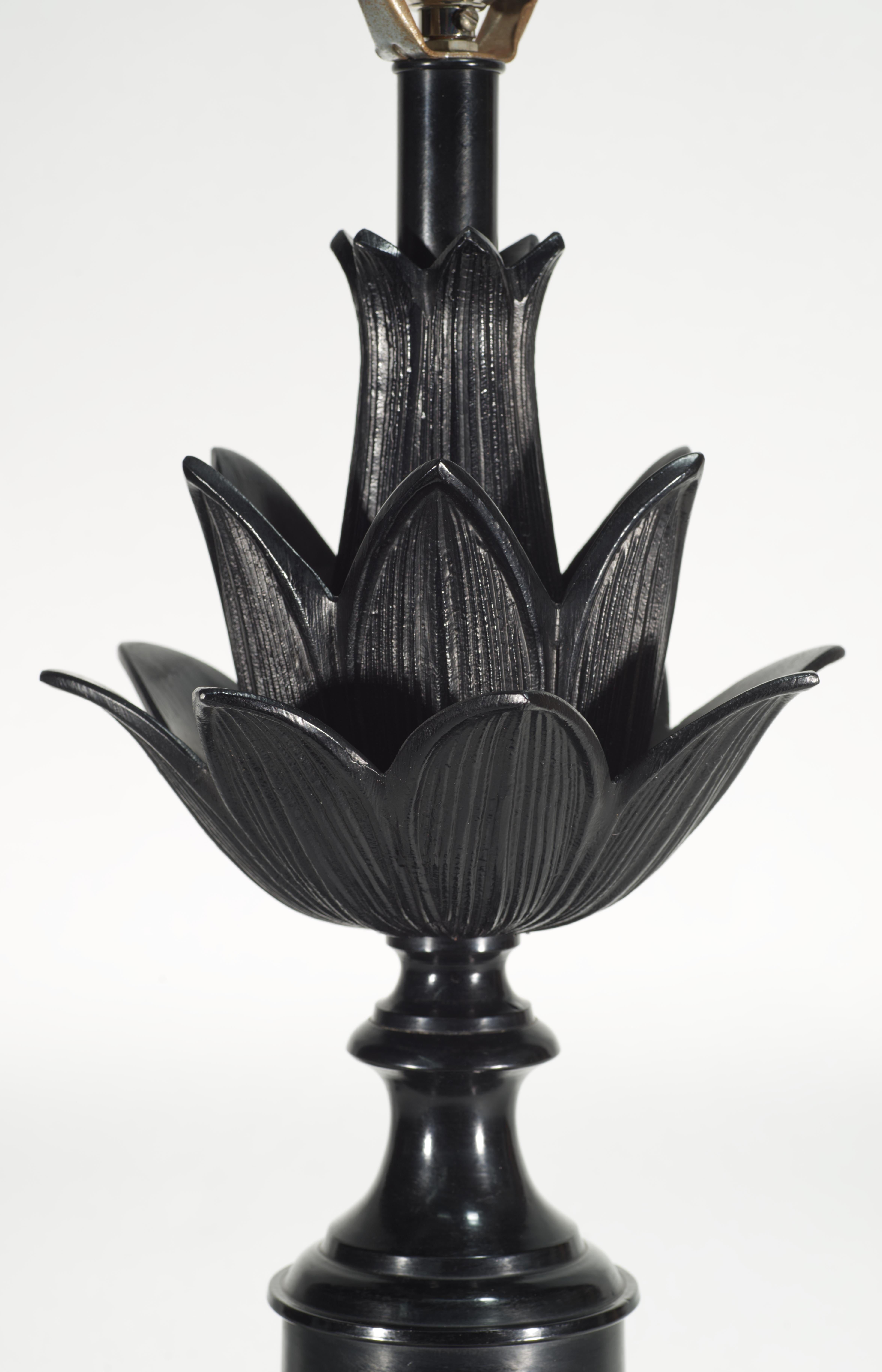  Lámpara de sobremesa vintage de gran tamaño, con cuerpo en forma de urna o balaustre y parte superior en forma de piña de 3 niveles. El cuerpo de metal negro está montado sobre una base cuadrada de madera ebonizada y rematado con el original remate