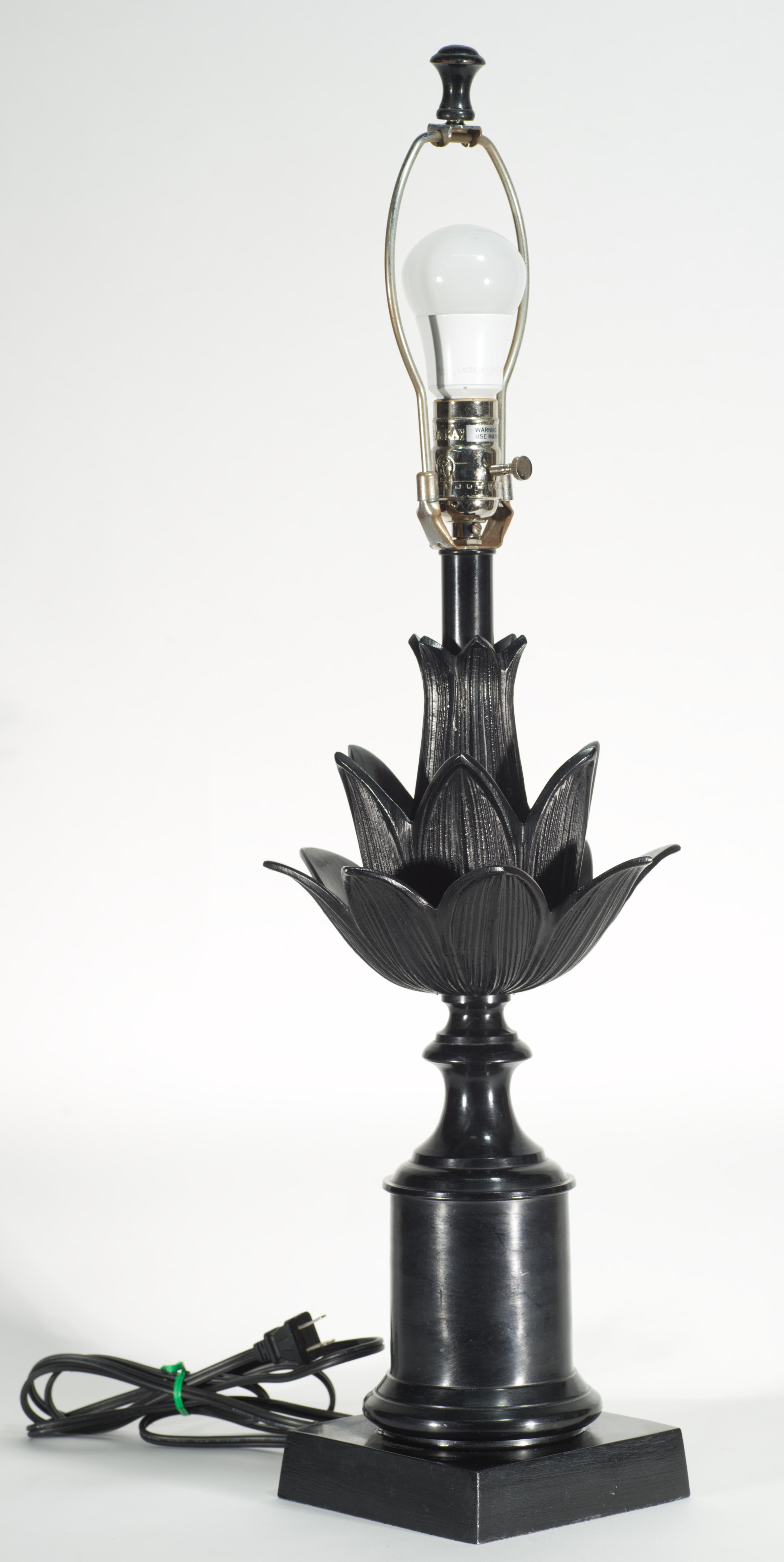 Lámpara de sobremesa vintage con urna de piña de metal negro Regencia de Hollywood en venta