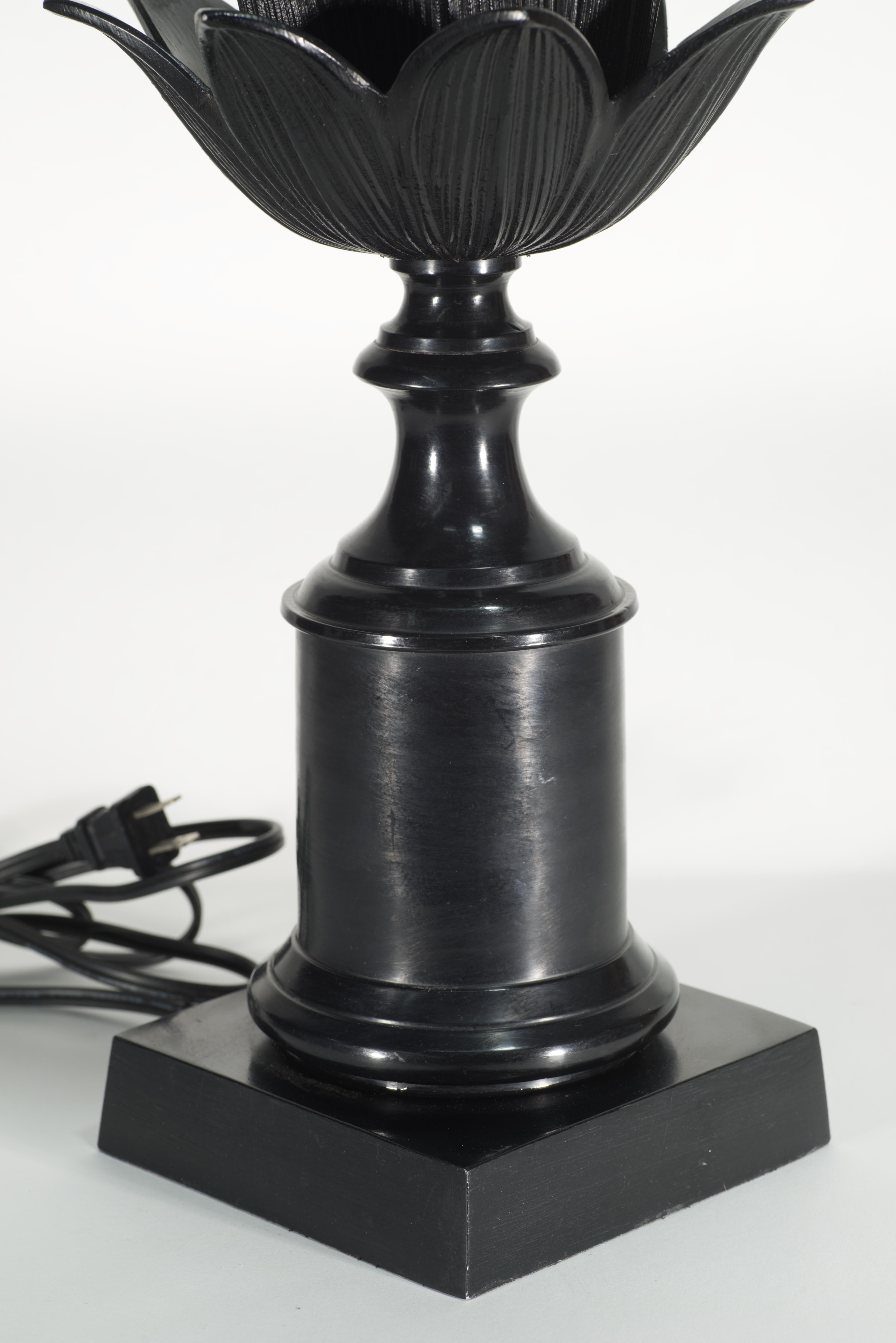 Lámpara de sobremesa vintage con urna de piña de metal negro Vaciado en venta