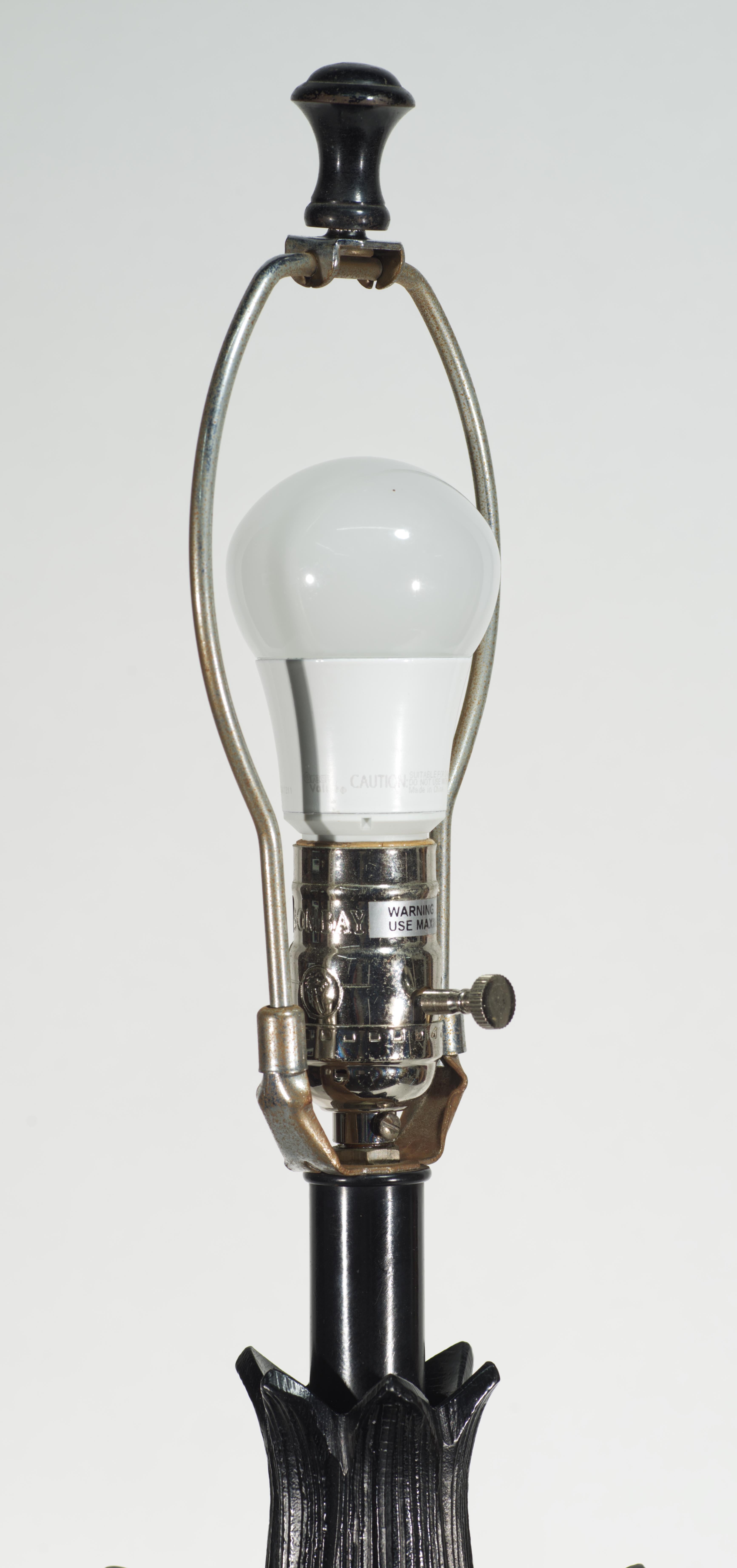 Lámpara de sobremesa vintage con urna de piña de metal negro en Bueno estado para la venta en Clifton Springs, NY
