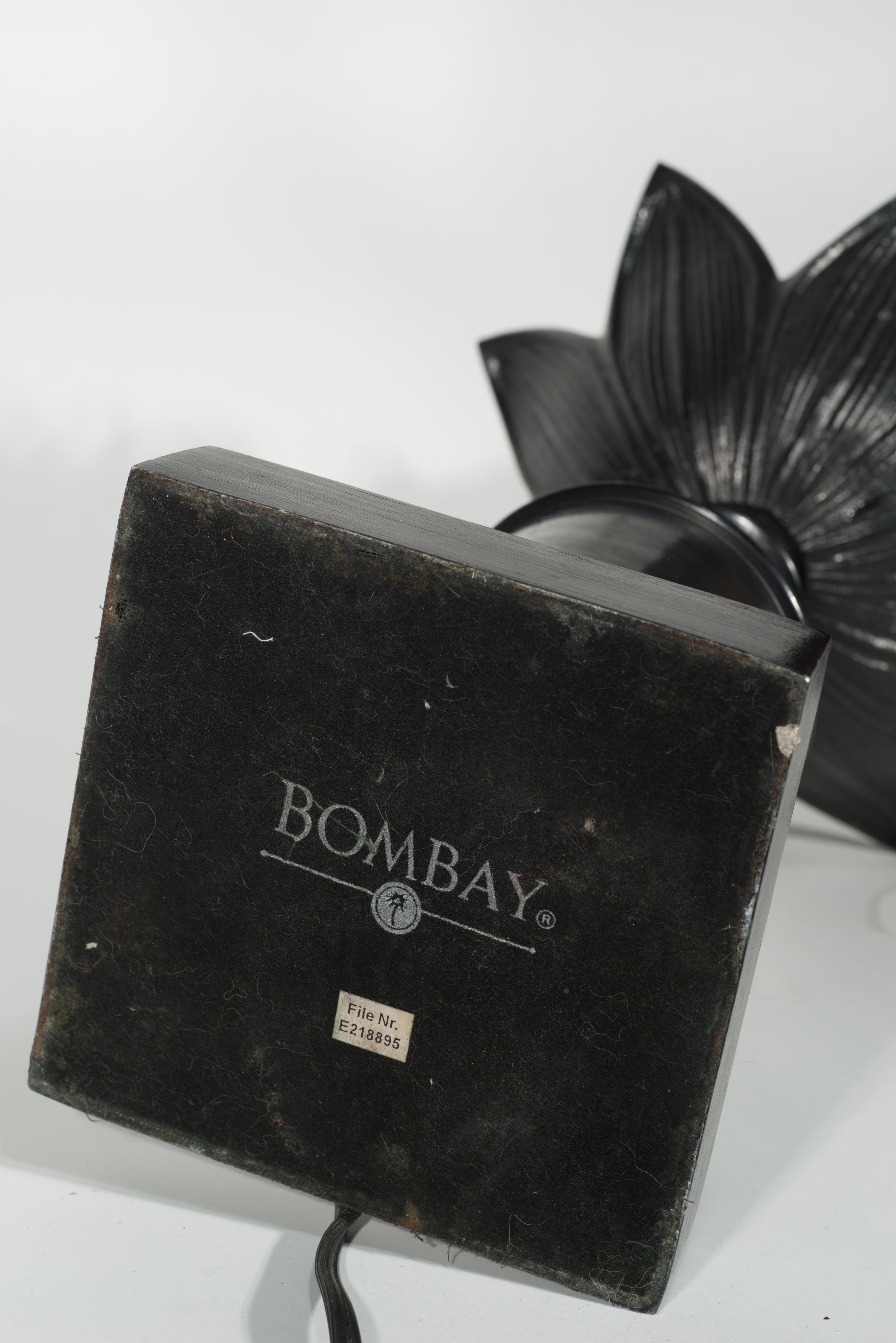 Lámpara de sobremesa vintage con urna de piña de metal negro siglo XX en venta