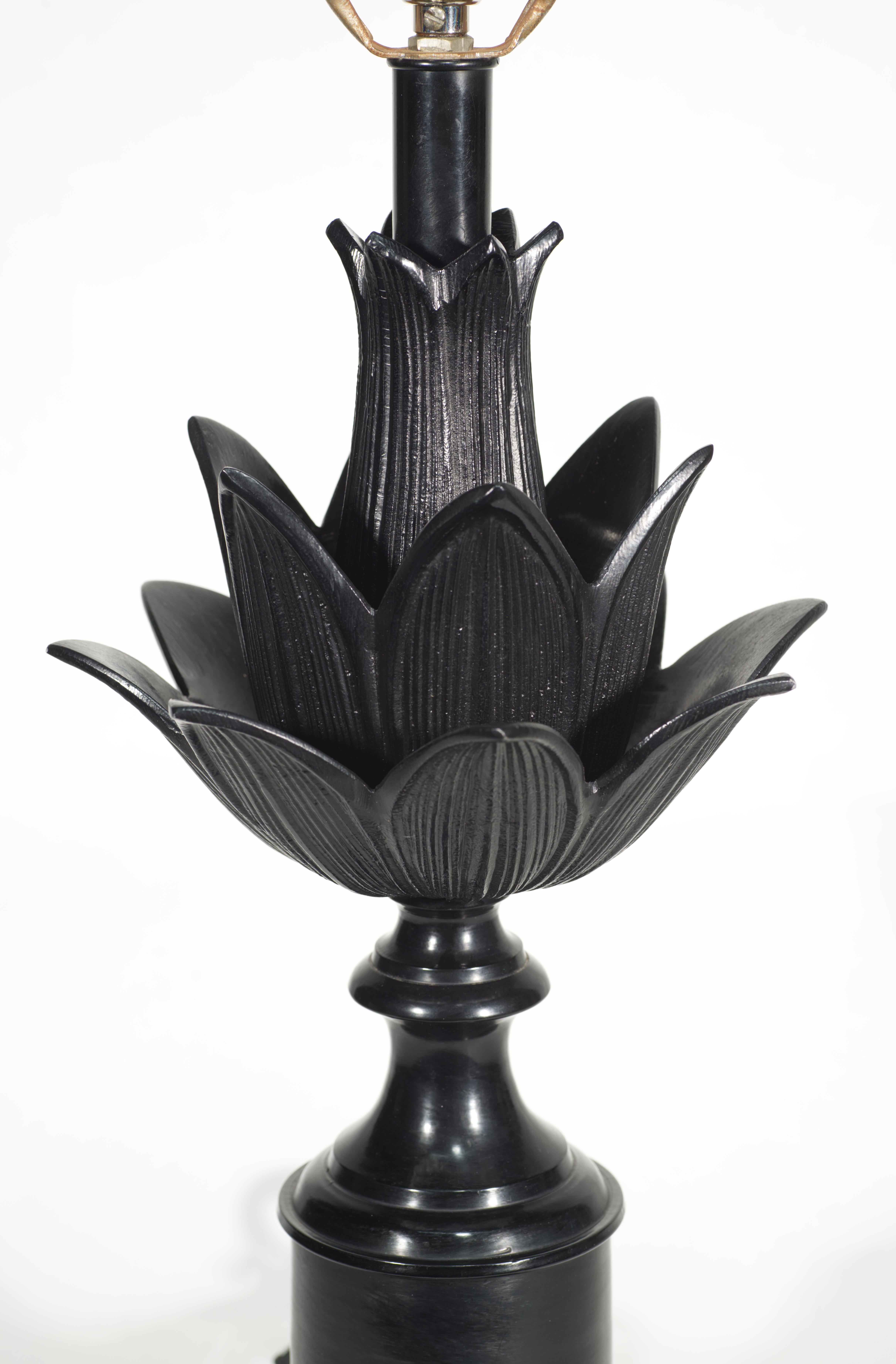 Lámpara de sobremesa vintage con urna de piña de metal negro en venta 1