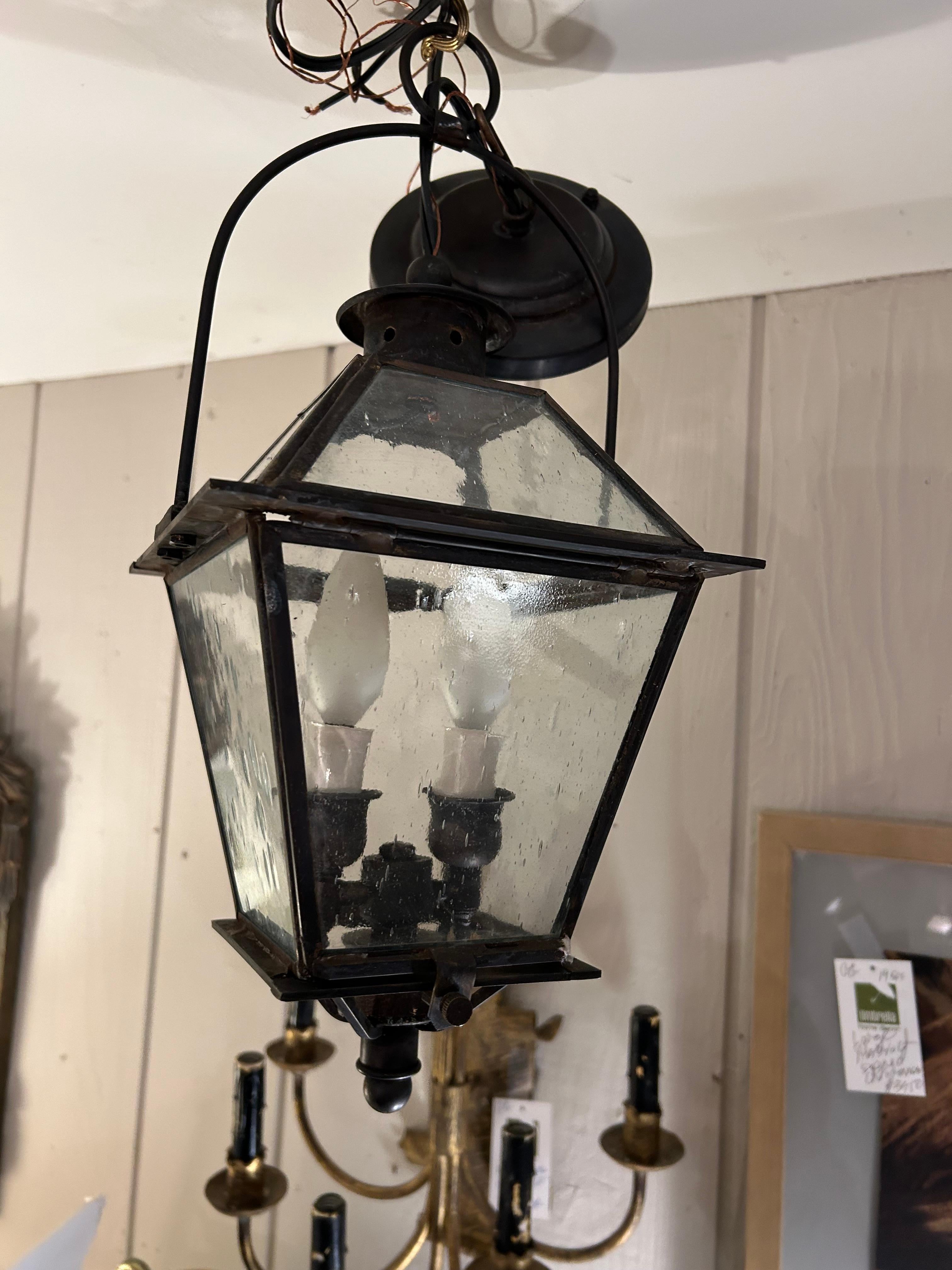 Vintage Black Metal & Seeded Glass Carriage Lantern In Good Condition For Sale In Hopewell, NJ
