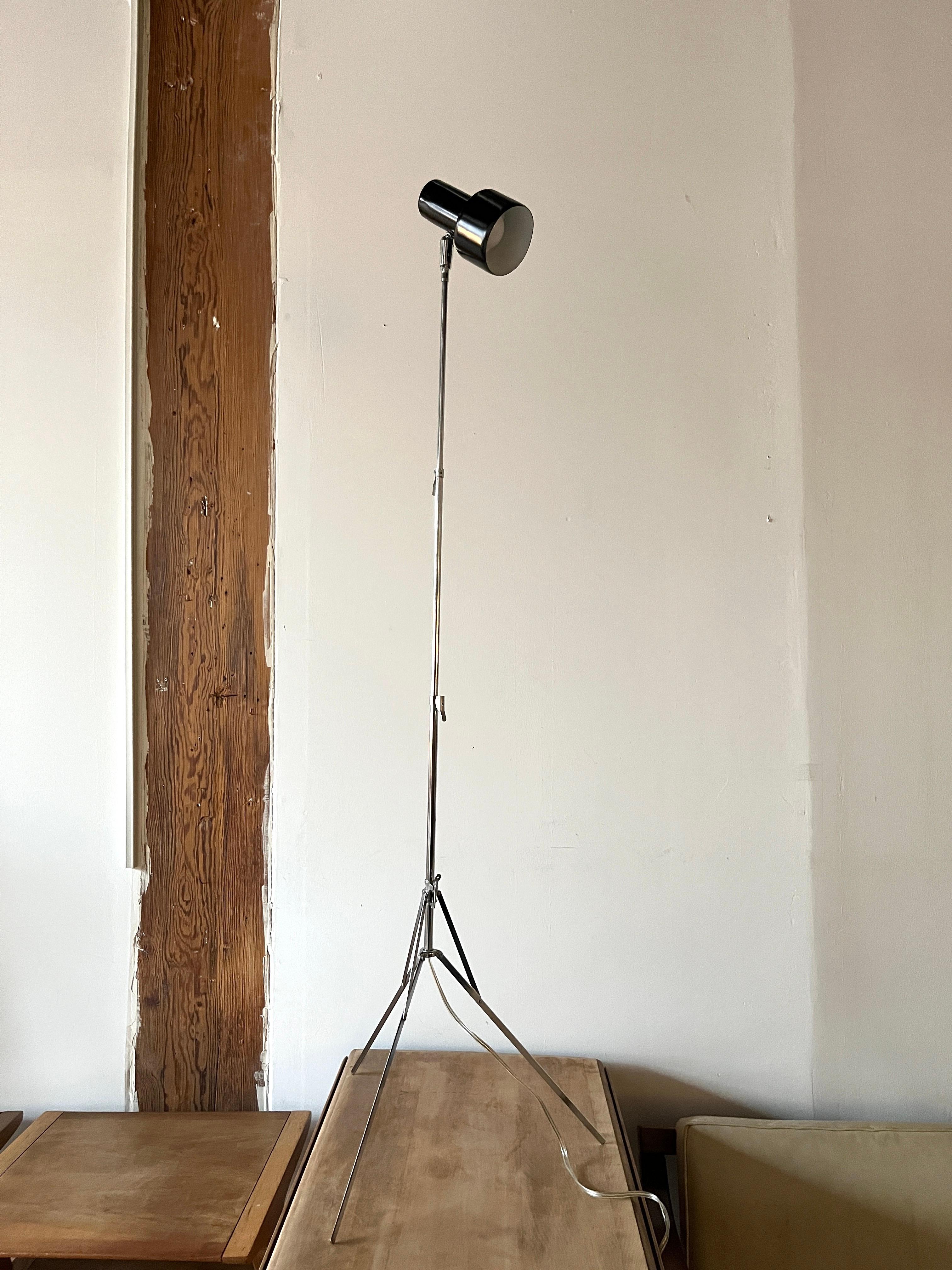 Mid-Century Modern Vintage Black Mid Century Tripod Telescoping Lamp ... 1970s Floor Lamp