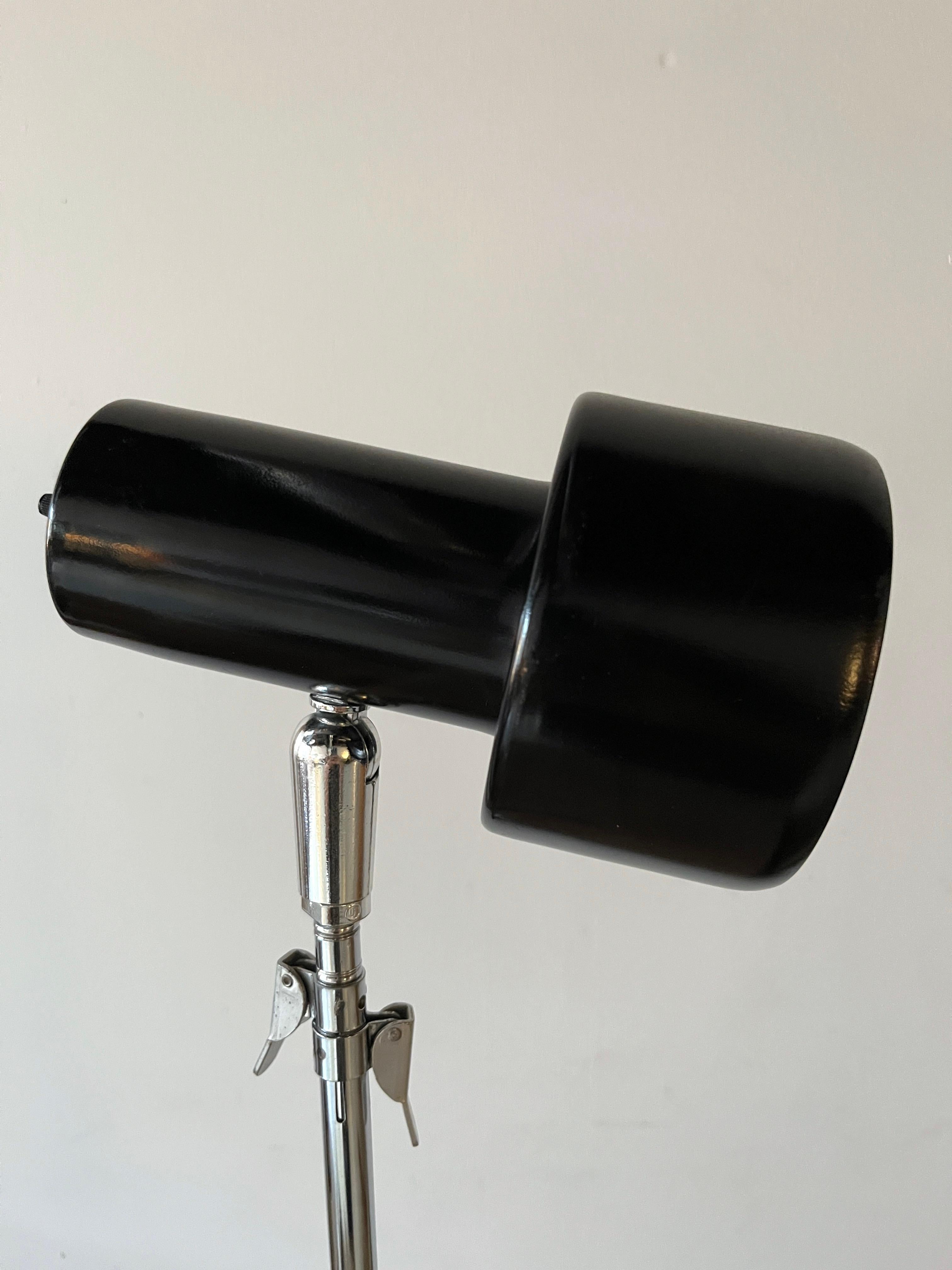 Vintage Black Mid Century Tripod Telescoping Lamp ... 1970s Floor Lamp In Good Condition In Chicago, IL