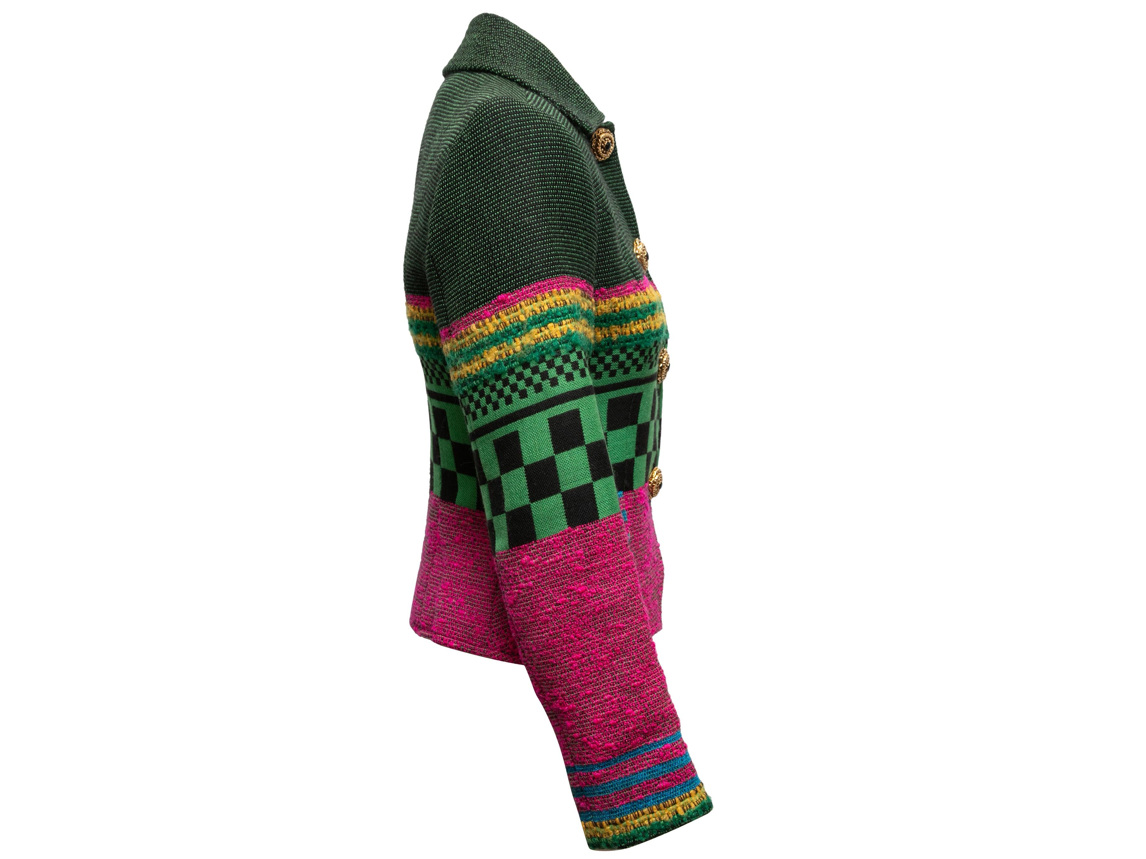 Schwarzer und mehrfarbiger Anzug aus Wolle mit Schachbrettmuster und gestreiftem Rock von Christian Lacroix. Etwa 1992-1993. Blazer mit spitzem Kragen, zwei falschen Gesäßtaschen und übergroßen goldfarbenen Knöpfen. Rock mit seitlichem Verschluss.