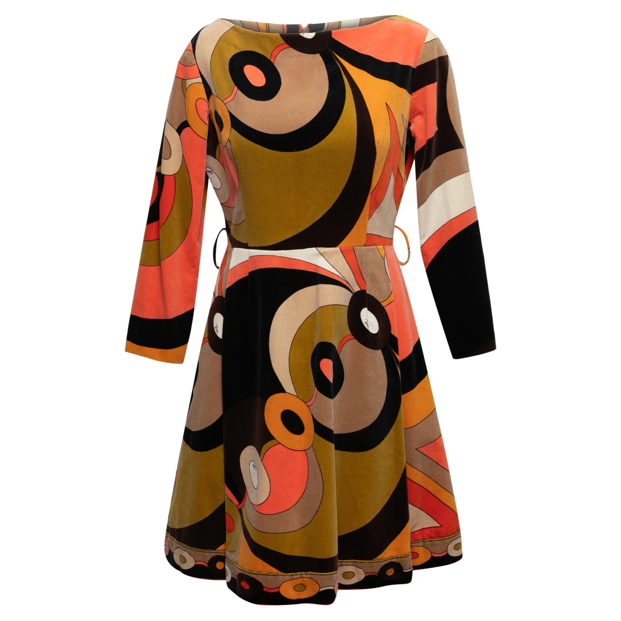 Schwarzes & mehrfarbiges Emilio Pucci Vintage-Kleid aus Samt mit abstraktem Druck in Schwarz & Schwarz, Größe US 14 im Angebot