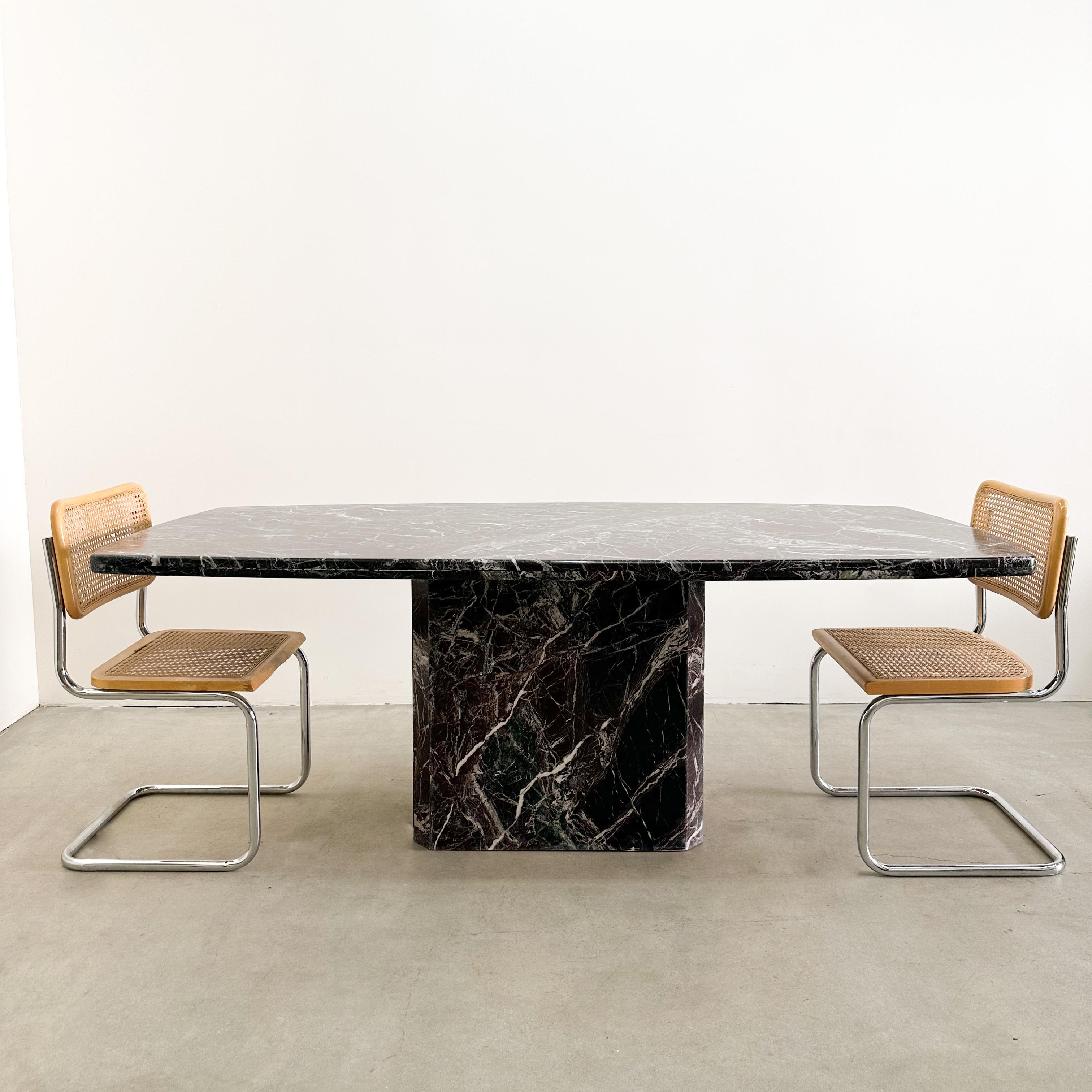 Vintage Italian Black & Off-White, Burgundy, Rectangle Marble Dining Table. 

Hergestellt aus massivem Marmorstein. Er besteht aus zwei Teilen. Die Tischplatte ruht auf dem Sockel. 
Der Tisch hat einen natürlichen polierten Glanz. (nicht zu