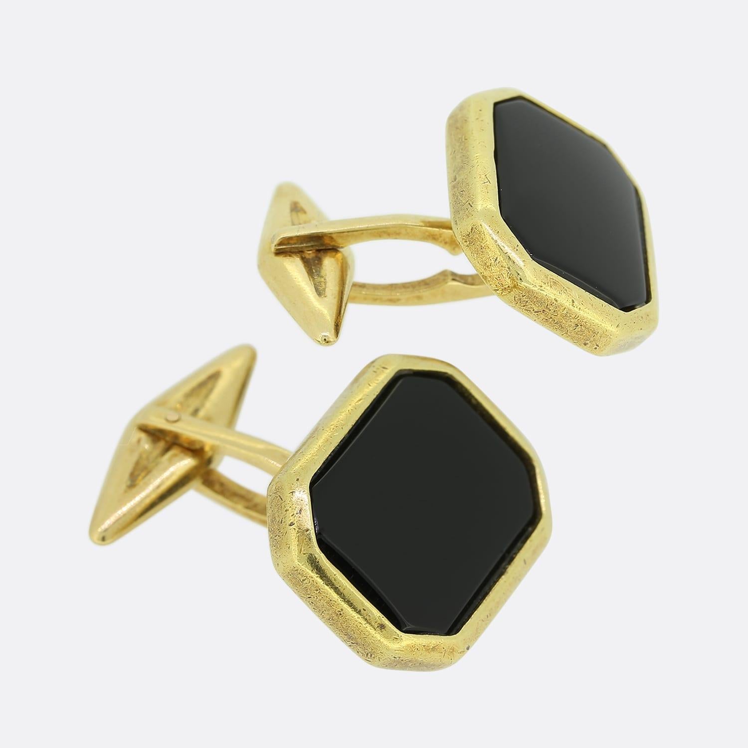 Il s'agit d'une paire de boutons en or jaune 18ct. Chaque bouton de manchette est serti d'un onyx de forme octogonale et d'une bordure en or jaune 18ct. La tige du bouton de manchette peut être légèrement ajustée pour être portée comme vous le