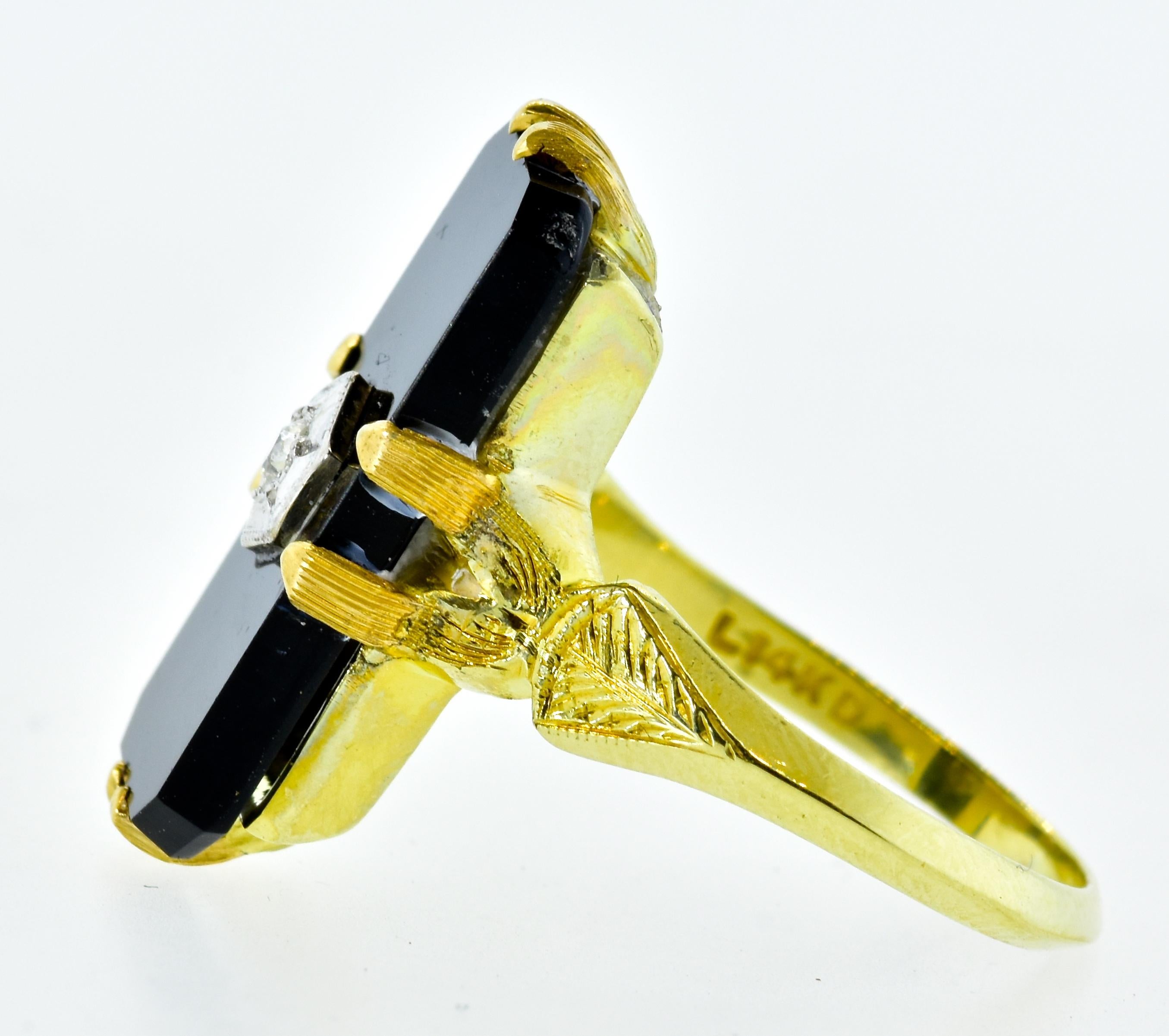 Vintage-Ring aus schwarzem Onyx:: Diamant und Gelb- und Weißgold:: um 1940 (Art déco)