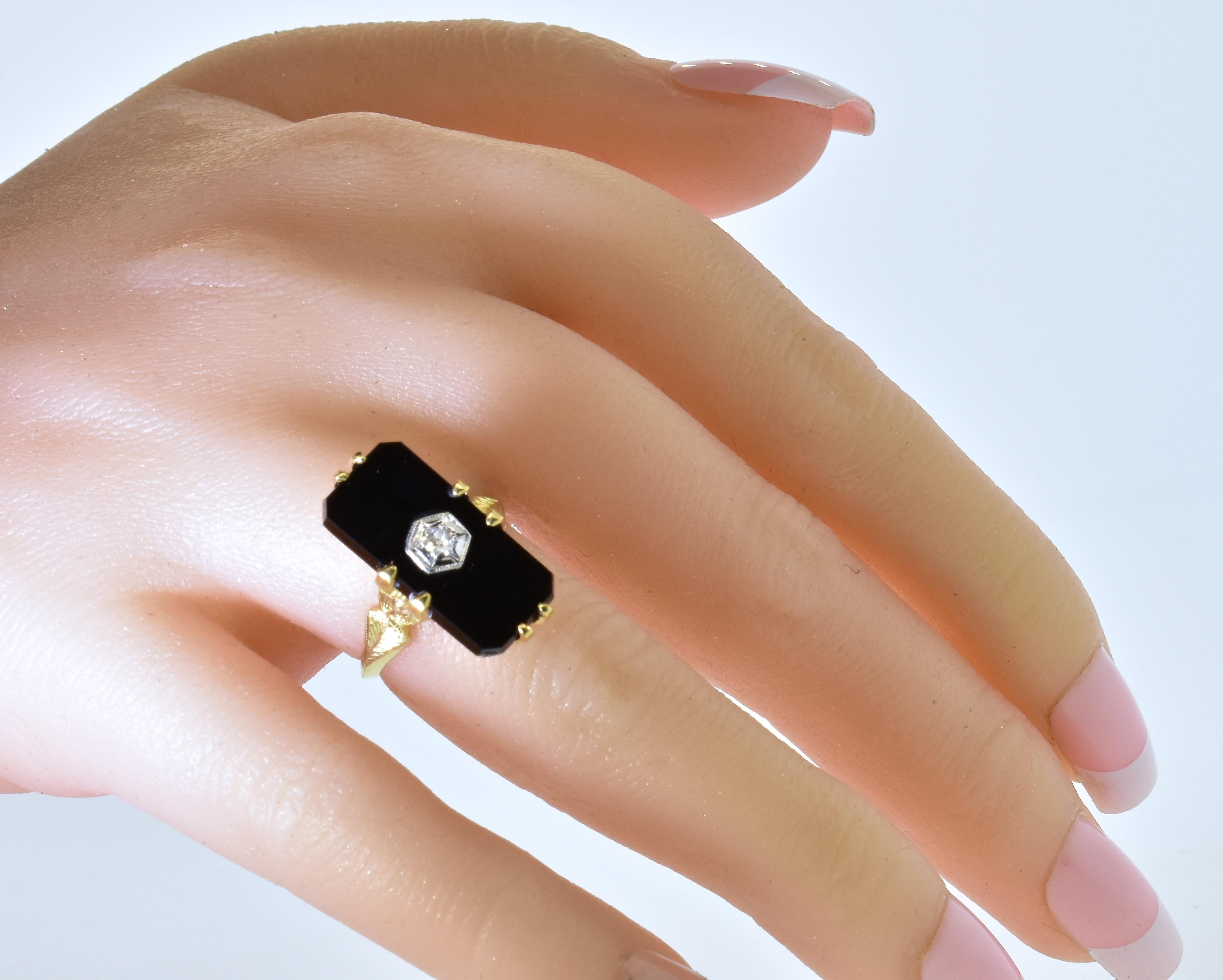 Art Deco Vintage Black Onyx, Diamond and Yellow and White Gold Ring, circa 1940