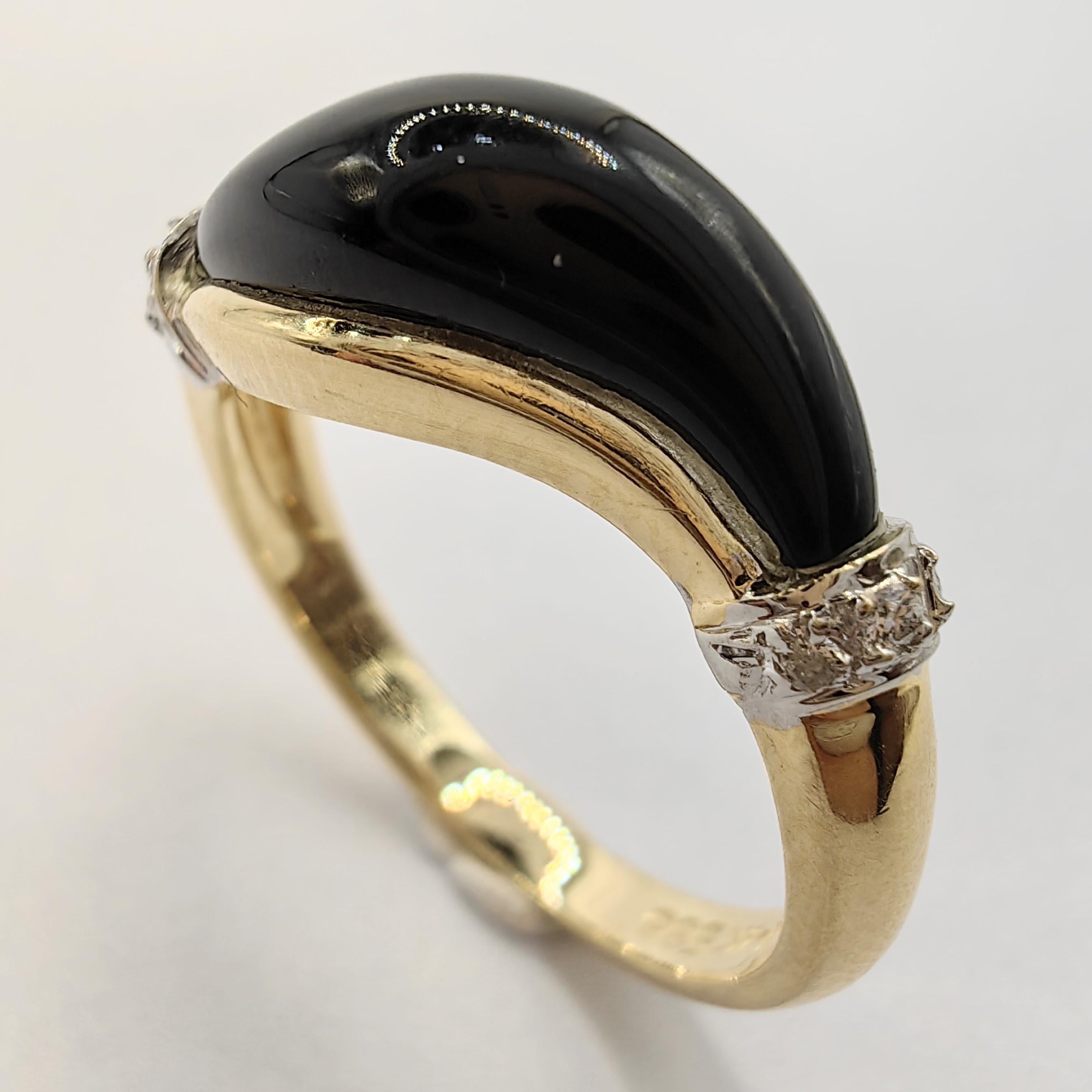 Nous vous présentons notre bague bicolore vintage en onyx noir et diamant en or 14 carats, un bijou époustouflant qui présente un mélange parfait d'élégance et de style. Fabriquée en or 14 carats de haute qualité, cette bague présente au centre un