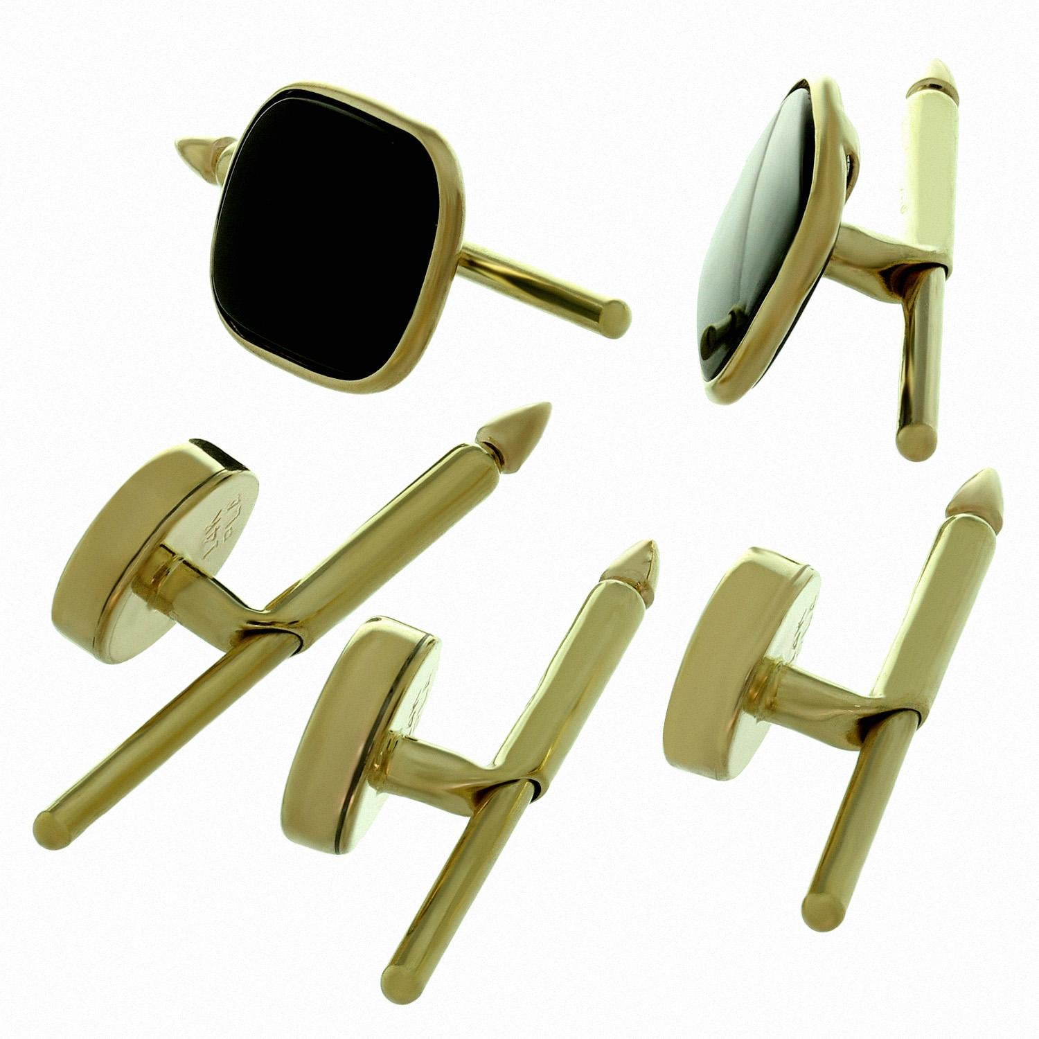 Cet ensemble de 5 boutons pour homme, datant des années 1970, présente des formes rectangulaires et ovales classiques en or jaune 14 carats et serties d'onyx noir. Mesures : 0.11 mm (43 po) x 26 mm (1,02 po), 8 mm (0,31 po) x 28 mm (1,10 po).