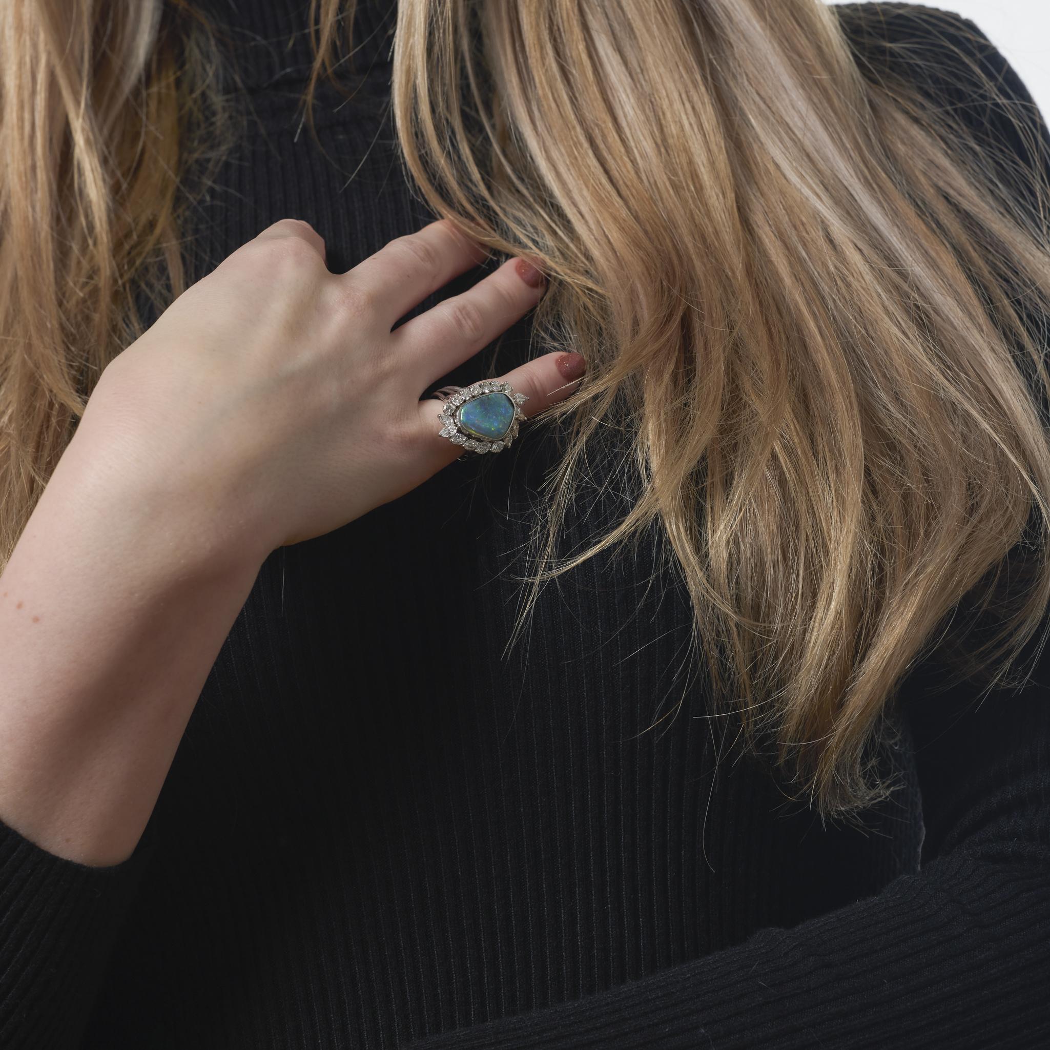 Ein fesselnder Vintage-Ring aus 14 Karat Weißgold mit einem schwarzen Opal in Freiform, der von 2,80 Karat funkelnden Marquise- und runden Diamanten der Farbe H-I und Reinheit VS hervorgehoben wird.