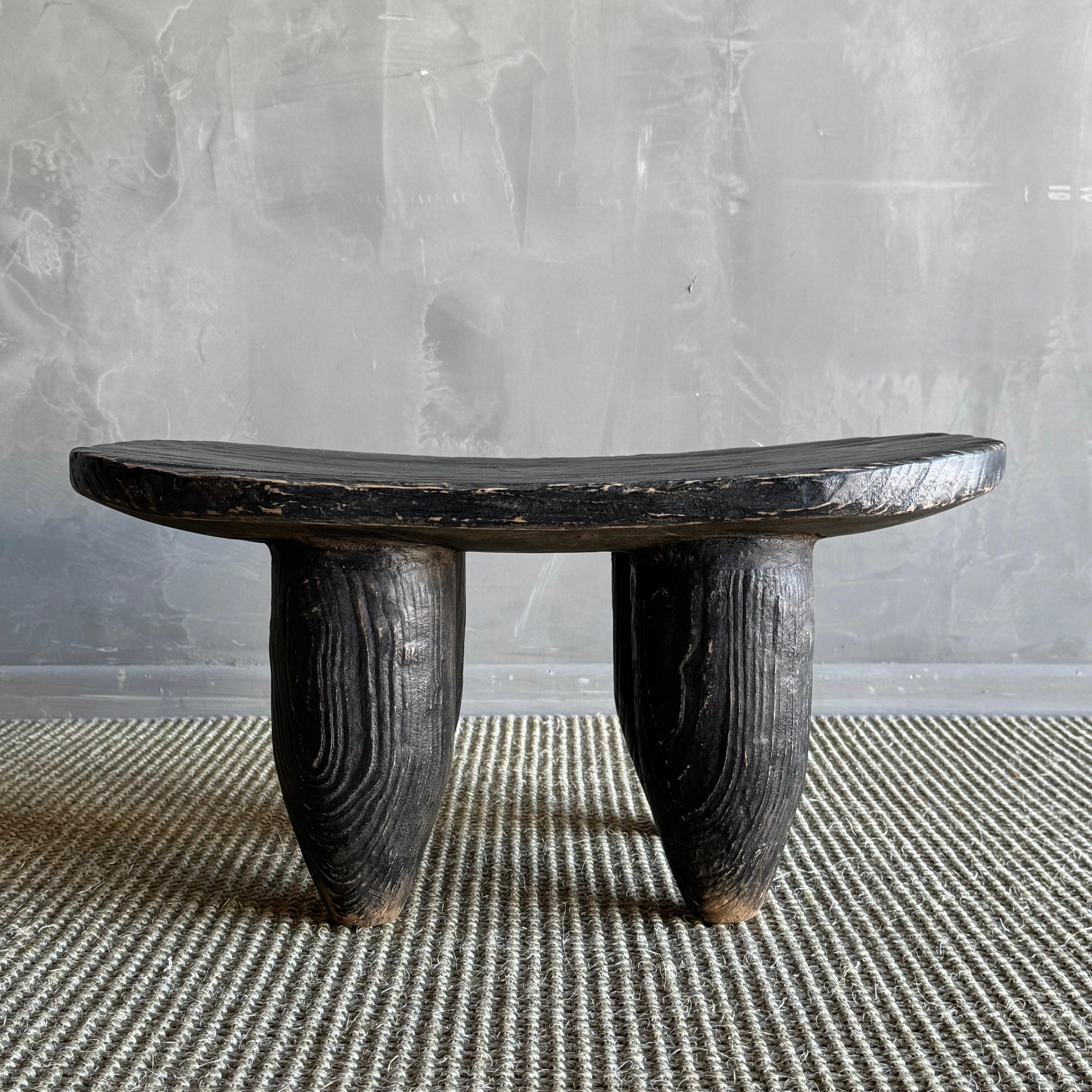 Taburete Estilo Senufo de Madera Maciza Tallada
Medidas: 23,5