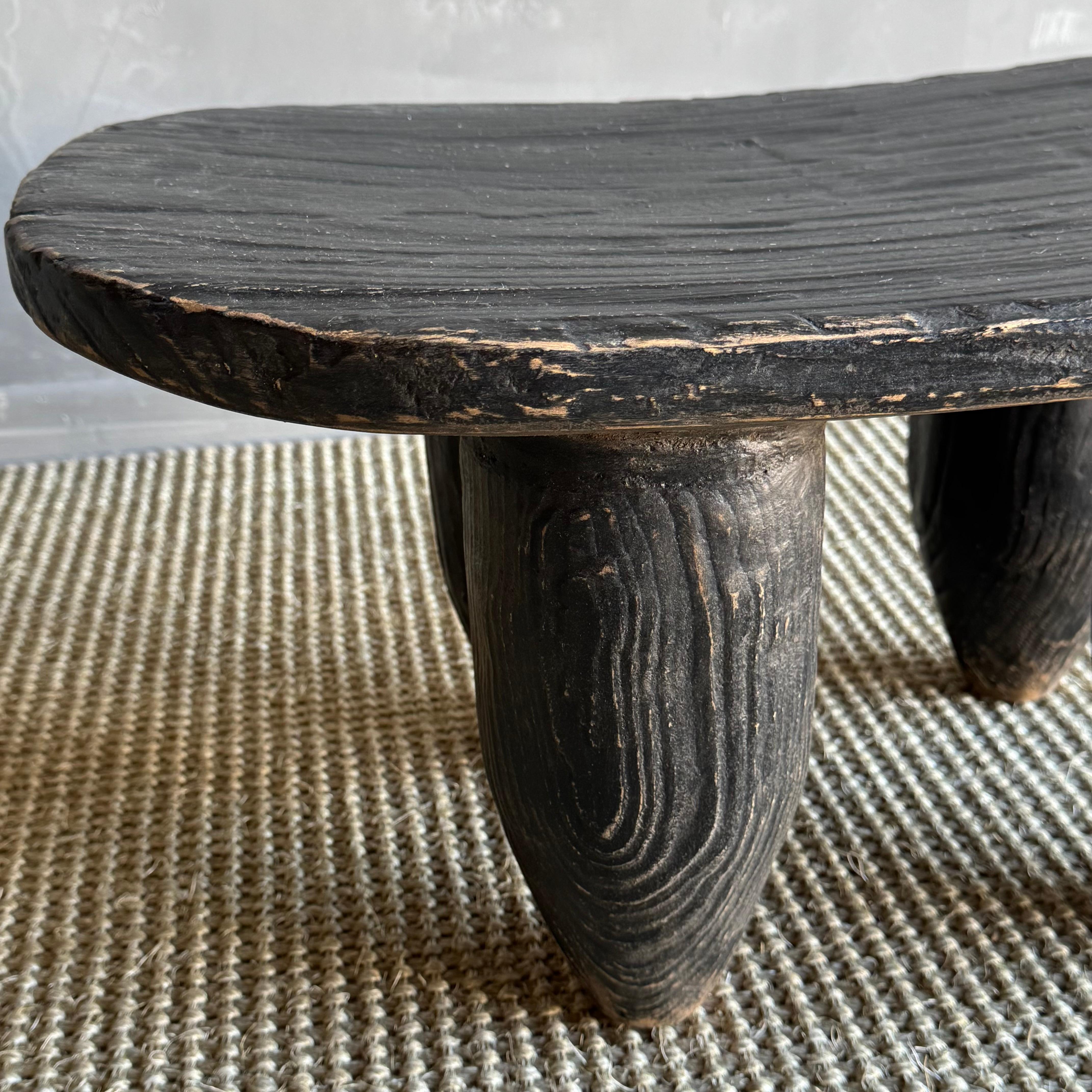 Taburete africano vintage pintado de negro Moderno orgánico en venta