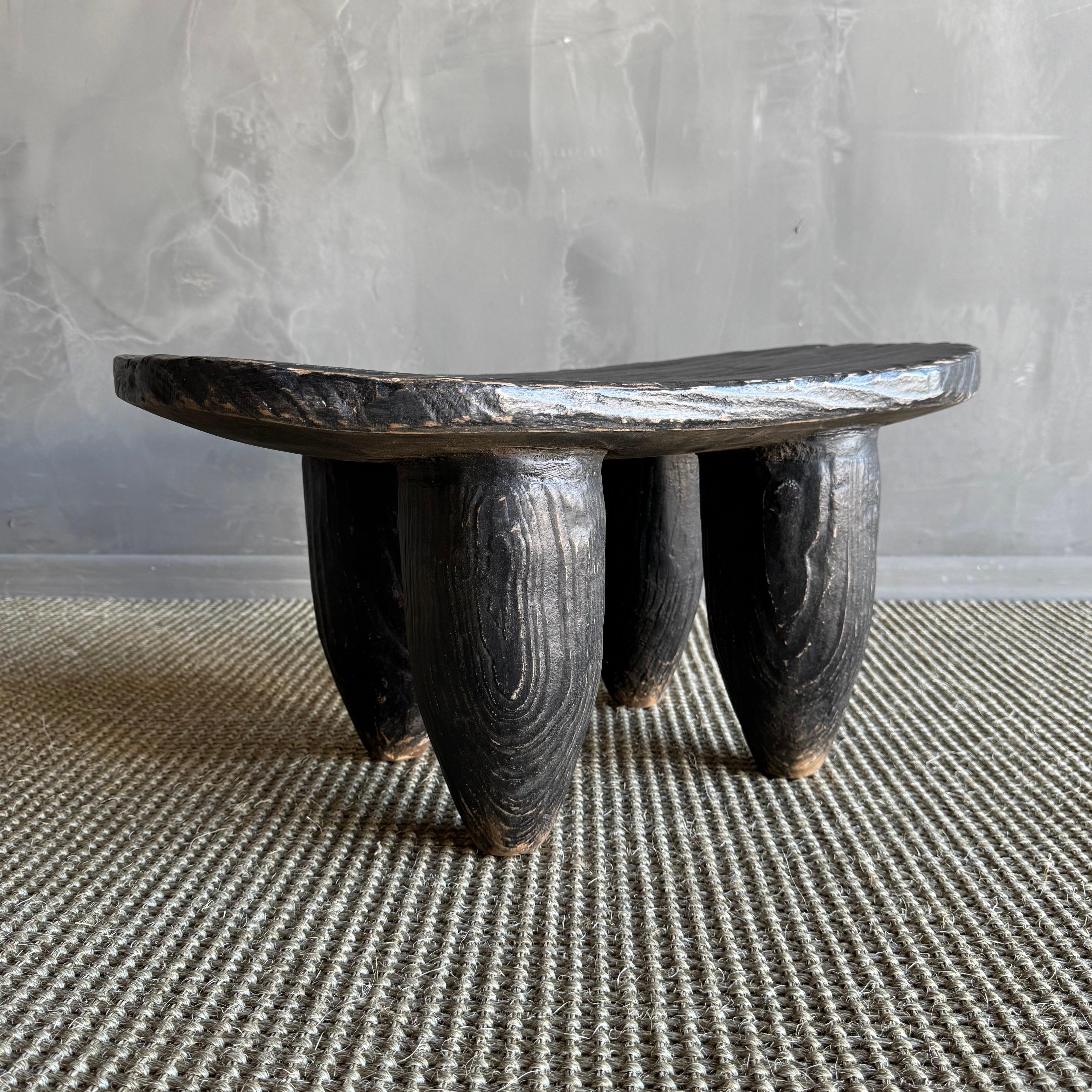 Taburete africano vintage pintado de negro en venta 2
