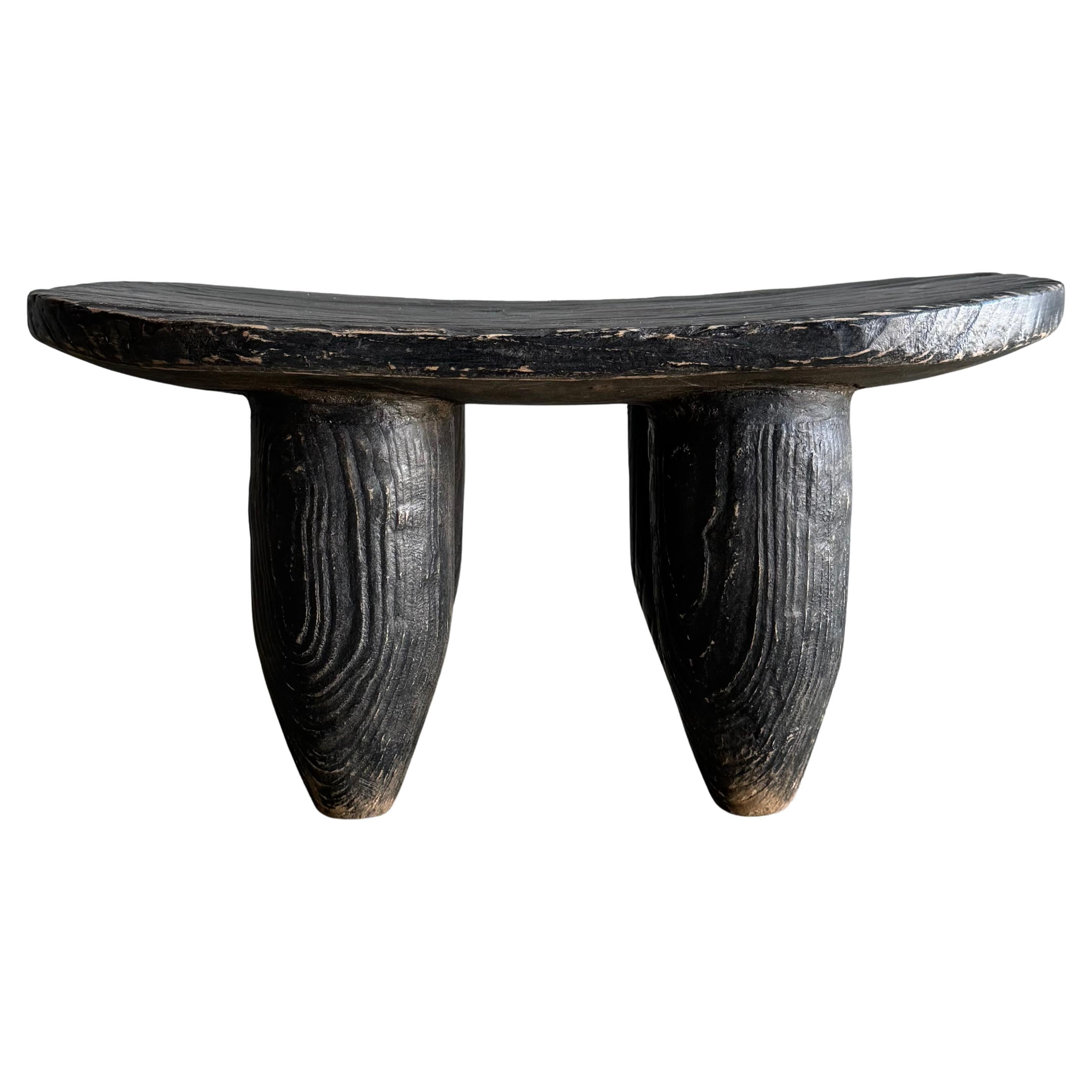 Taburete africano vintage pintado de negro en venta