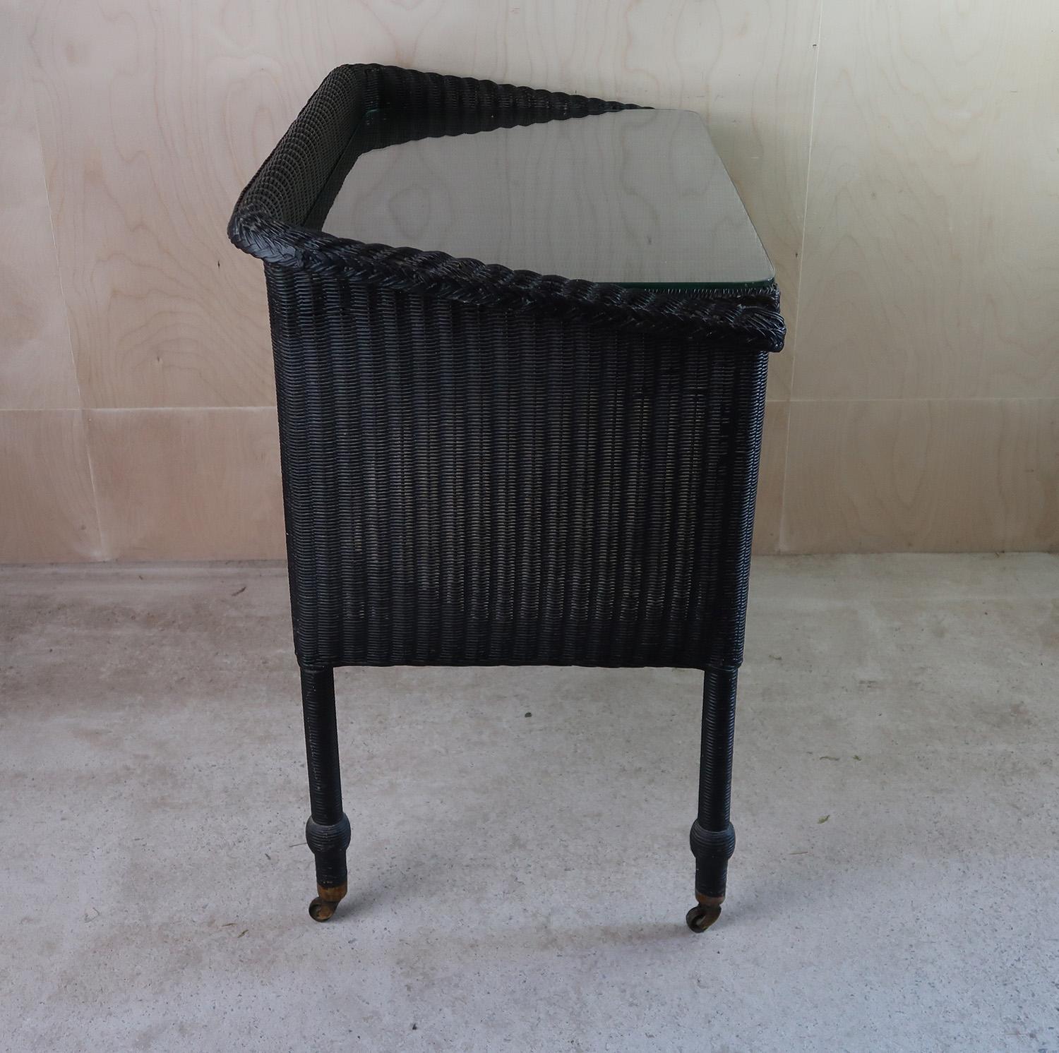 Milieu du XXe siècle Table console Vintage Art Deco Lloyd Loom peinte en noir. A.I.C. C.1930 en vente