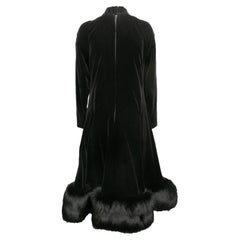 Vintage Schwarz Pauline Trigere 1970er Jahre Vintage Samtkleid mit Fuchspelzbesatz Größe US S/M
